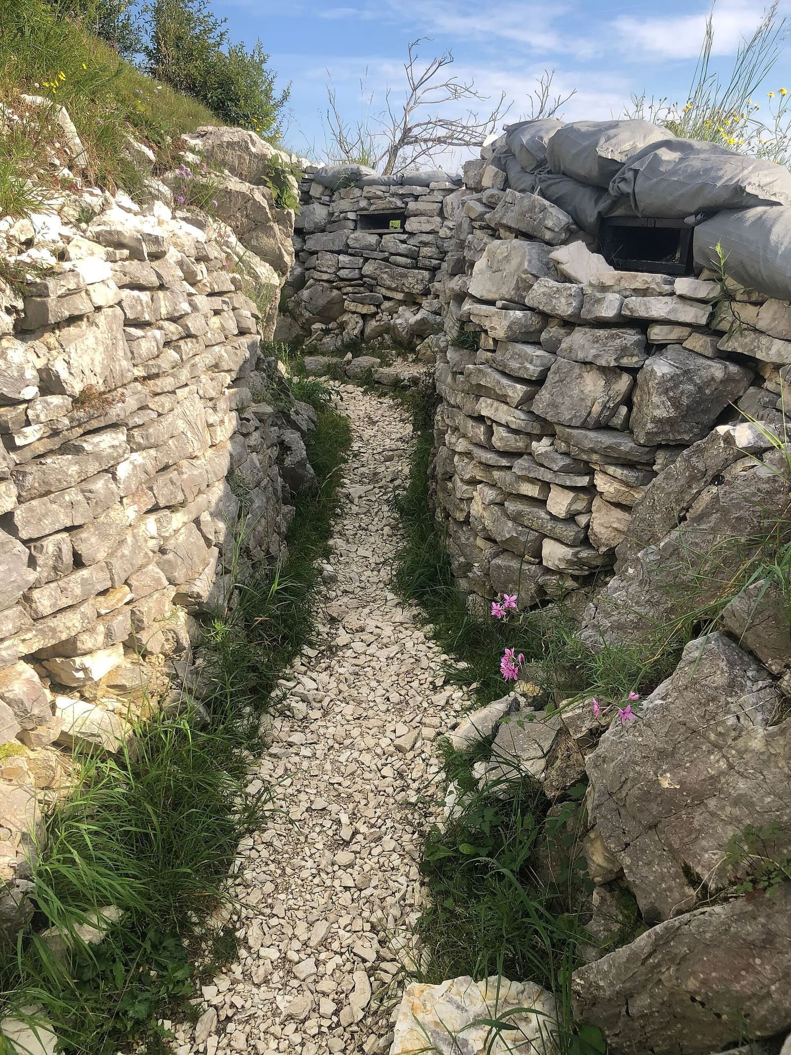 una trincea della Grande Guerra sul Monte Palon, con i muri a secco e i sacchi rimessi al loro posto