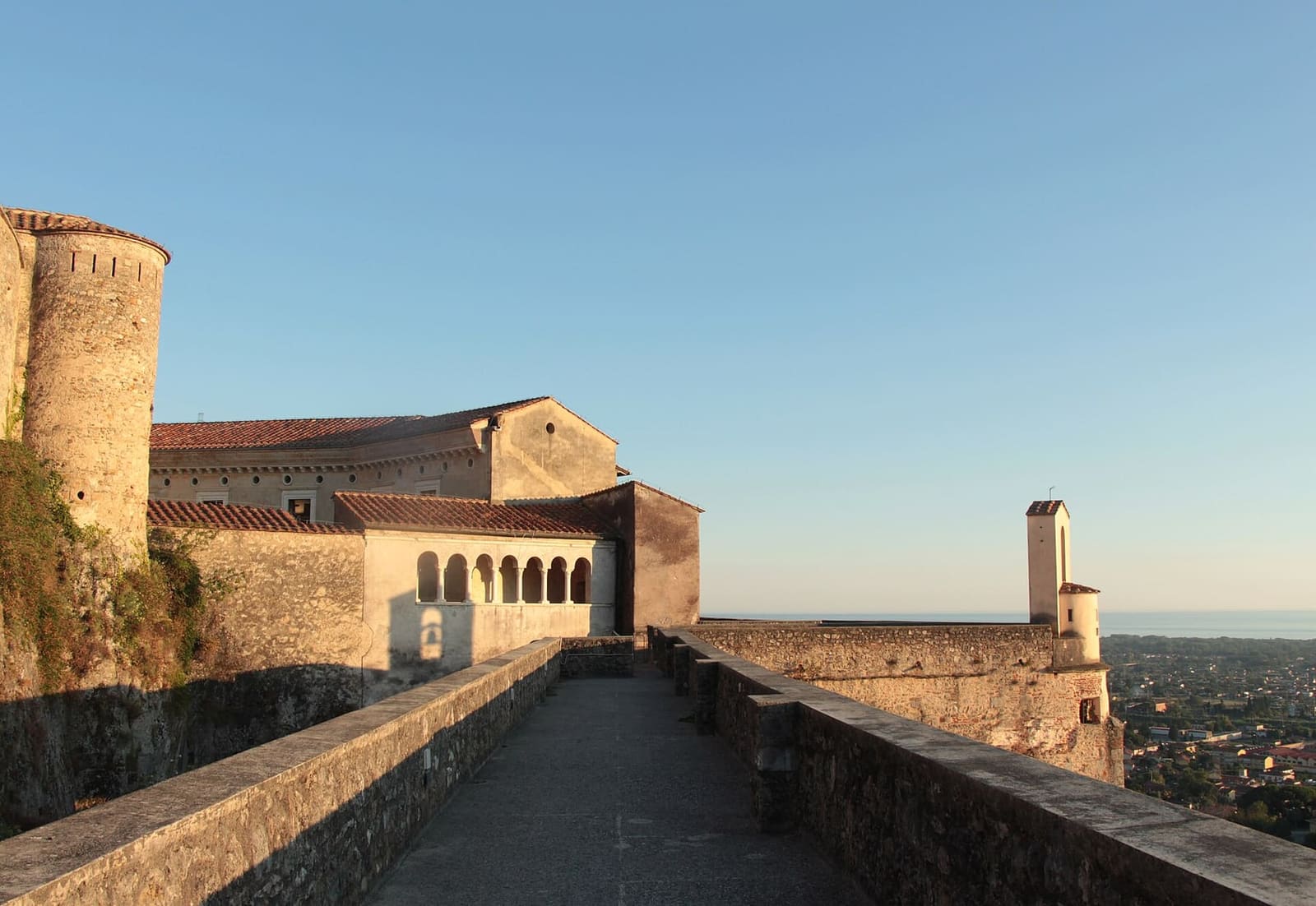 les chemins de ronde du château Malaspina de Massa, avec la plaine et la mer au fond