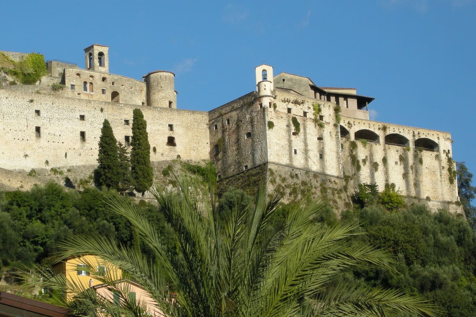 le château Malaspina au-dessus de Massa, à quelques kilomètres de Montignoso