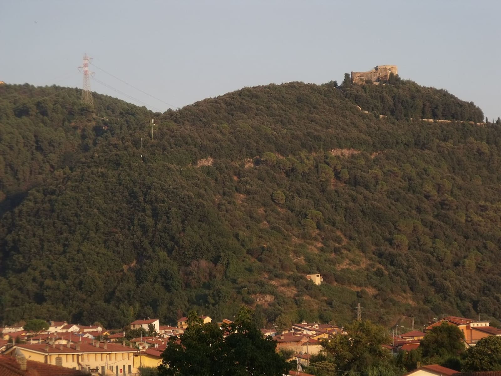 le château Aghinolfi au sommet de la colline boisée, au-dessus des toits de Montignoso