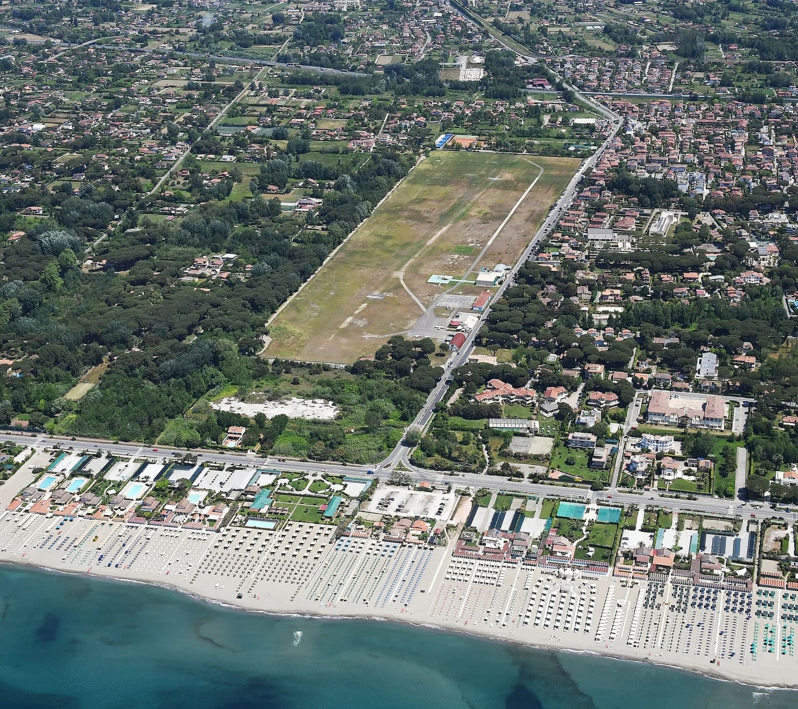 le Cinquale d'en haut, avec la plage, les établissements de plage et la piste de l'aérodrome