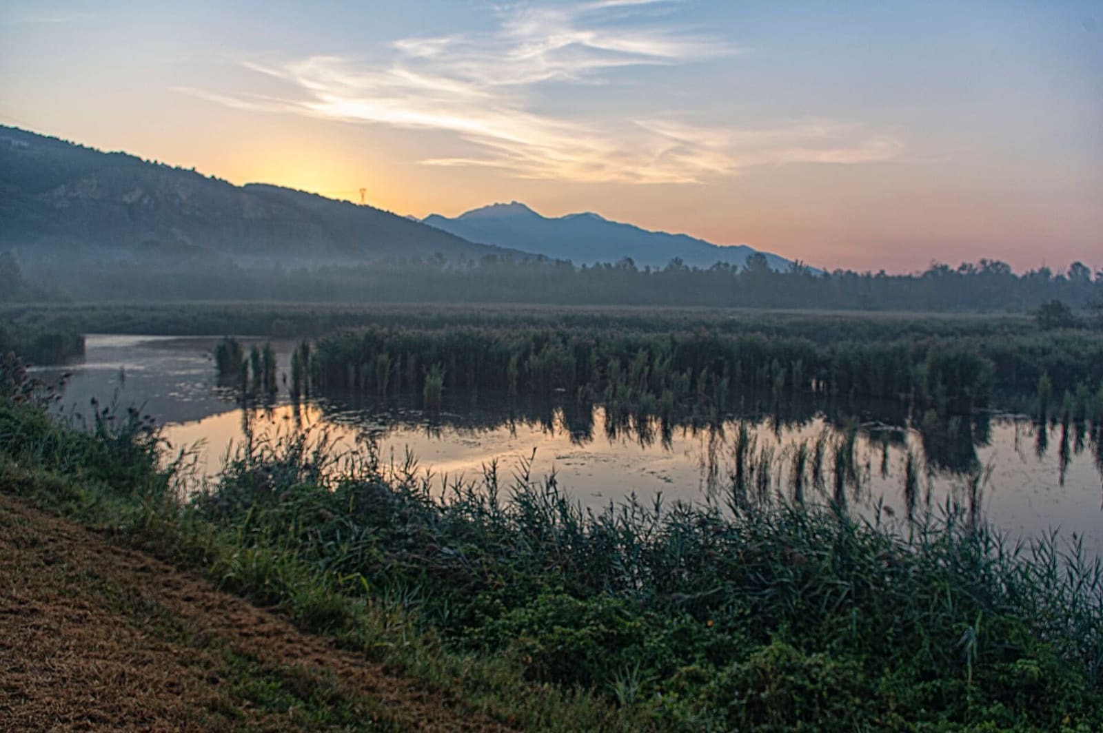le Lago di Porta à l'aube, avec les Apuanes à l'arrière-plan