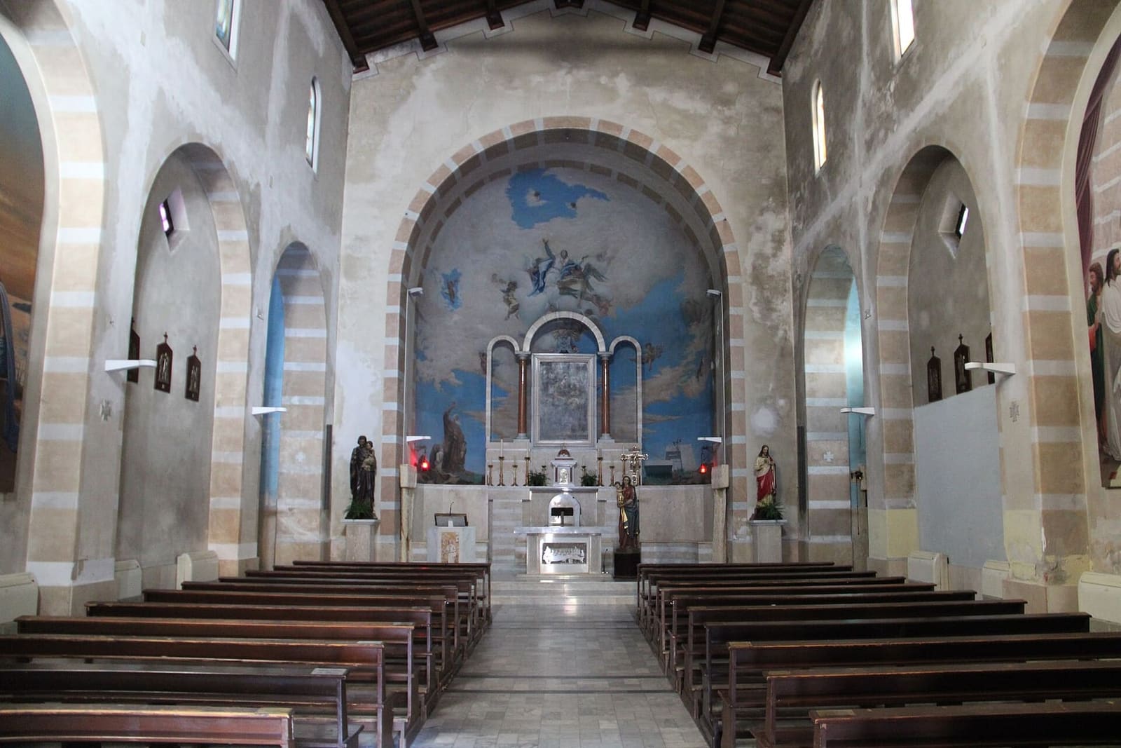 l'intérieur de Santa Maria della Rosa à Capanne, avec le sol de marbre et l'abside peinte