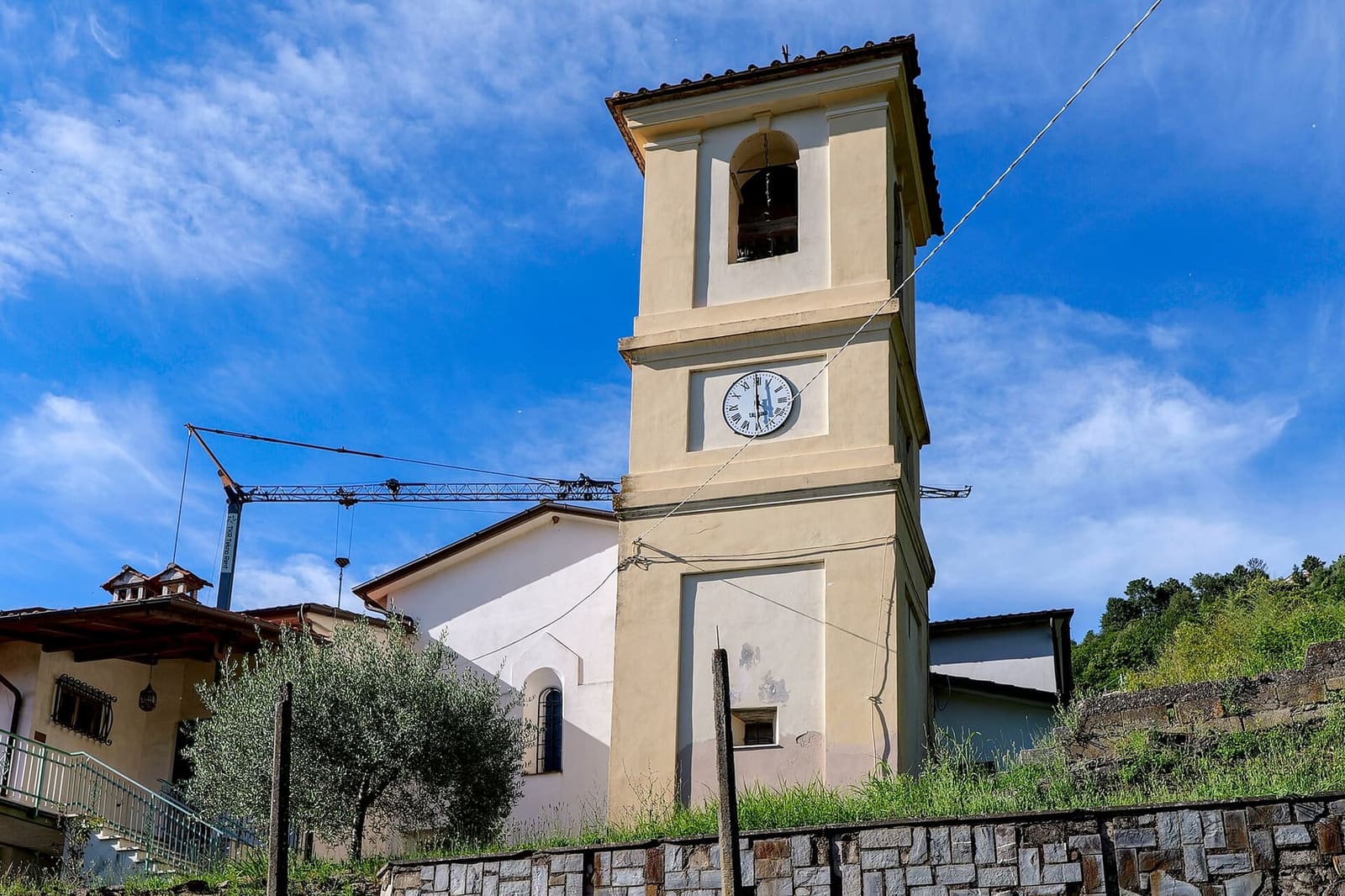 l'église de Sant'Eustachio avec son clocher, dans le hameau de Sant'Eustachio