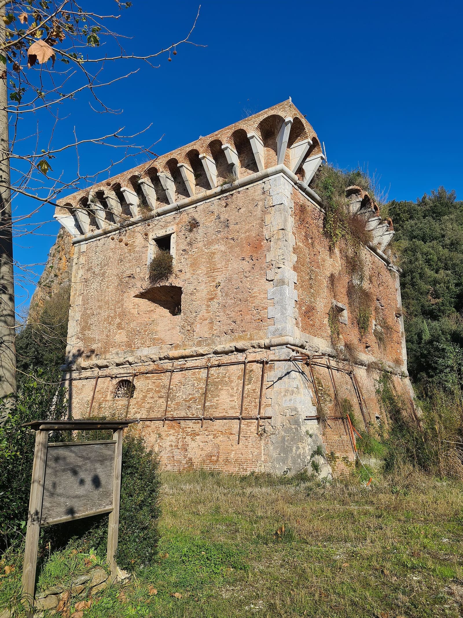 la tour de Porta Beltrame, dite Salto della Cervia, à l'ancienne frontière entre Montignoso et Strettoia