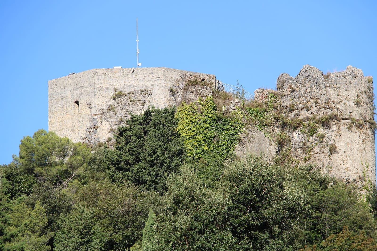 la tour et les restes des murs du château Aghinolfi