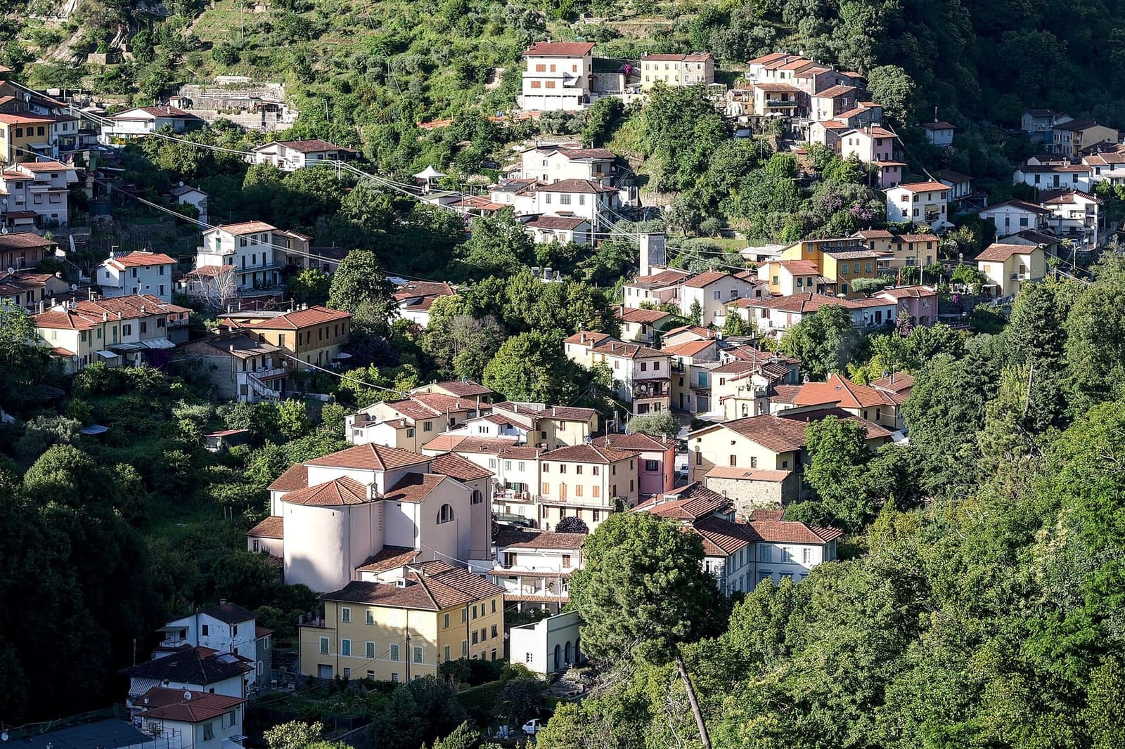 les maisons de Piazza, l'un des hameaux de Montignoso, accrochées à la colline