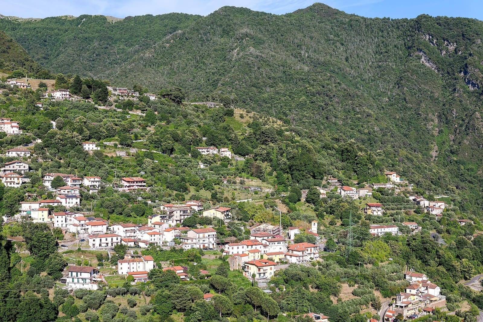 le village de Sant'Eustachio éparpillé sur le versant, entre les oliviers et les bois
