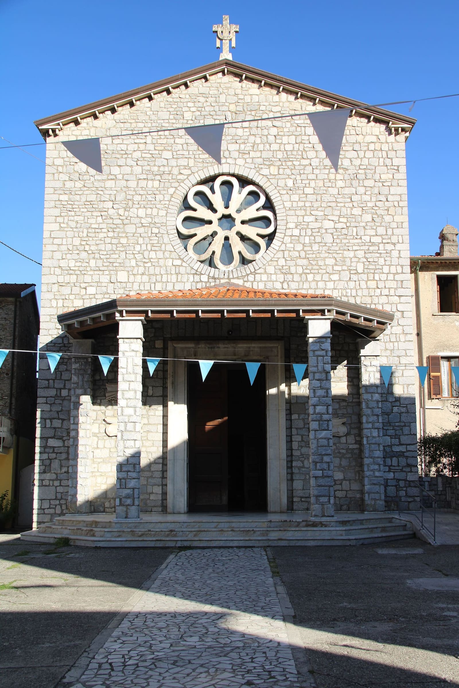 la façade en pierre de l'église de Santa Maria della Rosa à Capanne