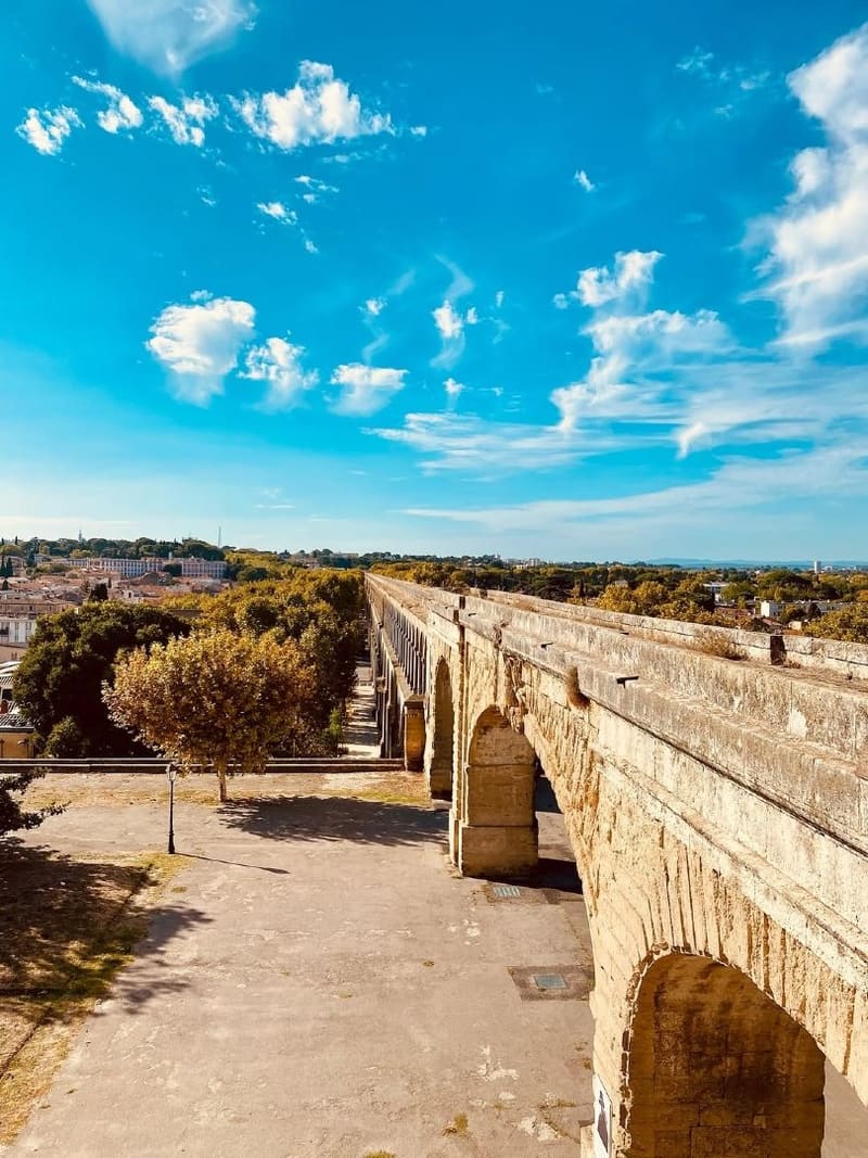 le arcate dell'acquedotto di Saint-Clément e la città sullo sfondo