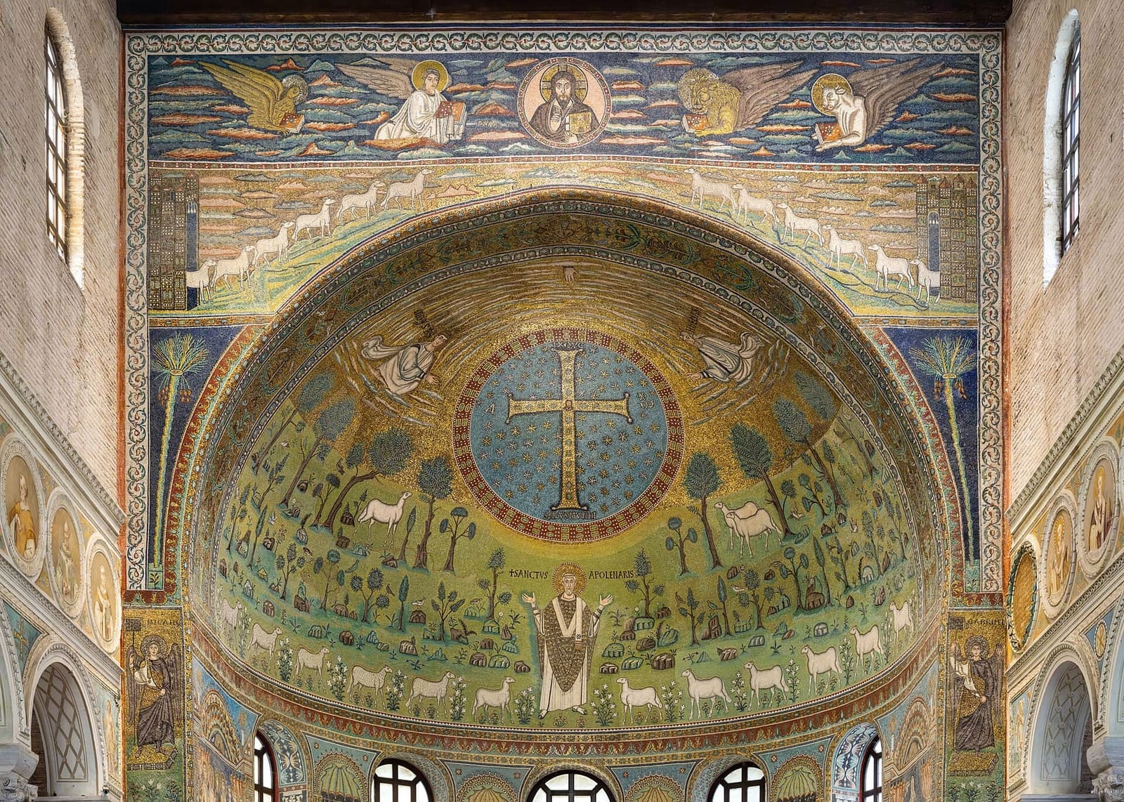 die Apsiswölbung von Sant'Apollinare in Classe mit dem Edelsteinkreuz im Sternenhimmel und dem heiligen Apollinaris zwischen den Lämmern