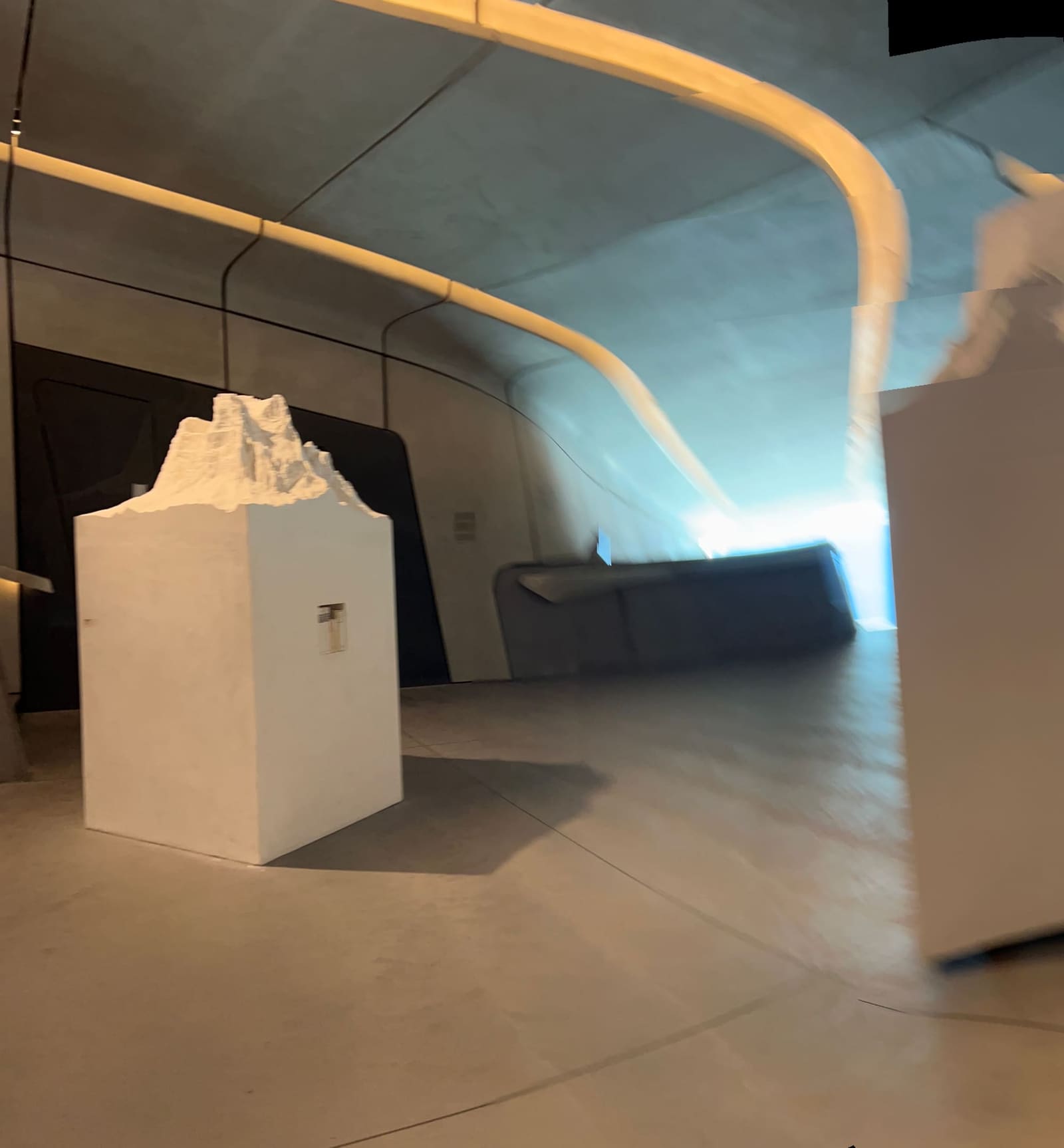 il plastico bianco di una cima sul piedistallo, nella sala curva