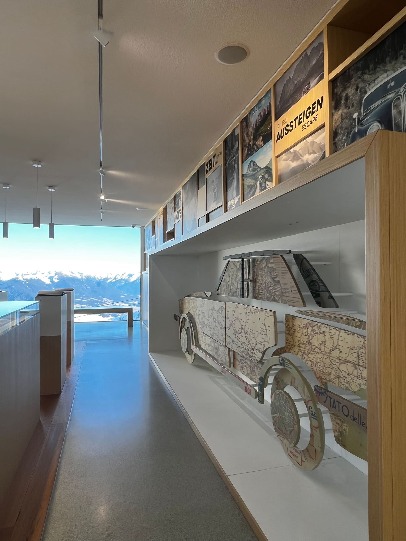 l'automobile ritagliata nelle carte geografiche, con gli sci sul tetto, sotto la parola aussteigen