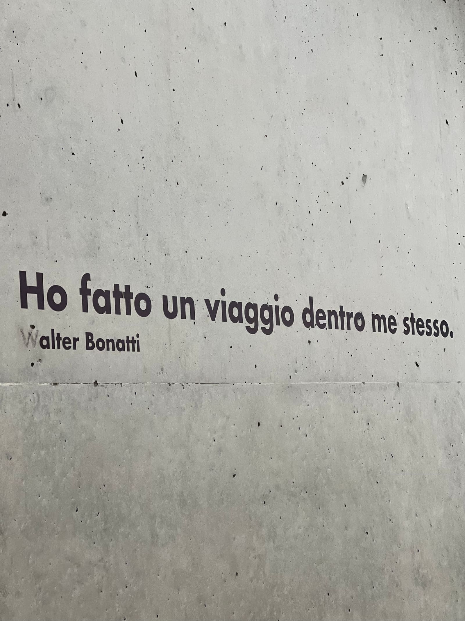 la frase di Walter Bonatti sul muro dell'MMM Corones: "Ho fatto un viaggio dentro me stesso"