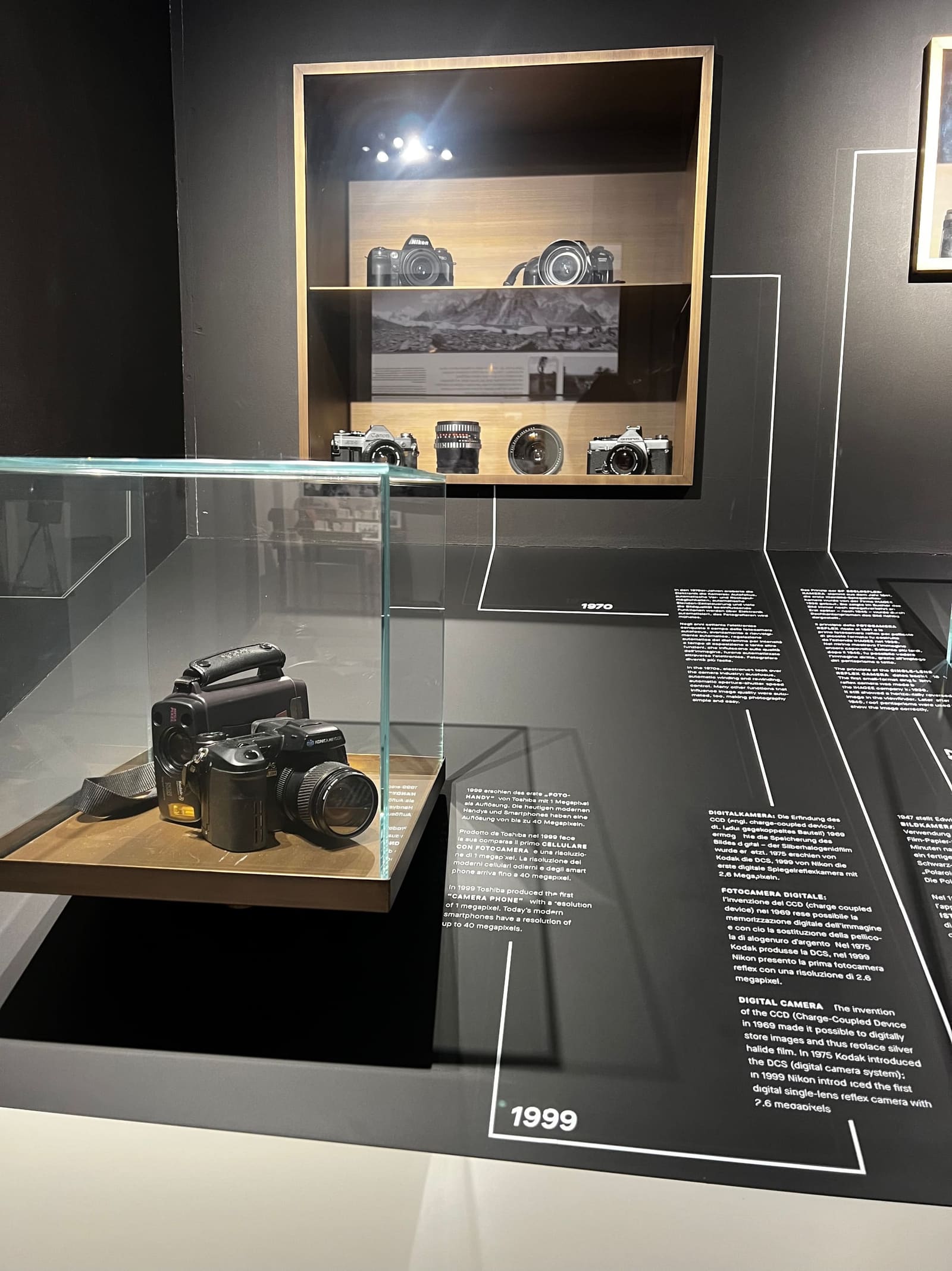 la teca del digitale al Lumen, con le reflex e il pannello del 1999