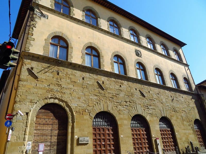 la facciata su via San Lorentino, con il bugnato di pietra al piano terra e la targa del museo accanto al portone