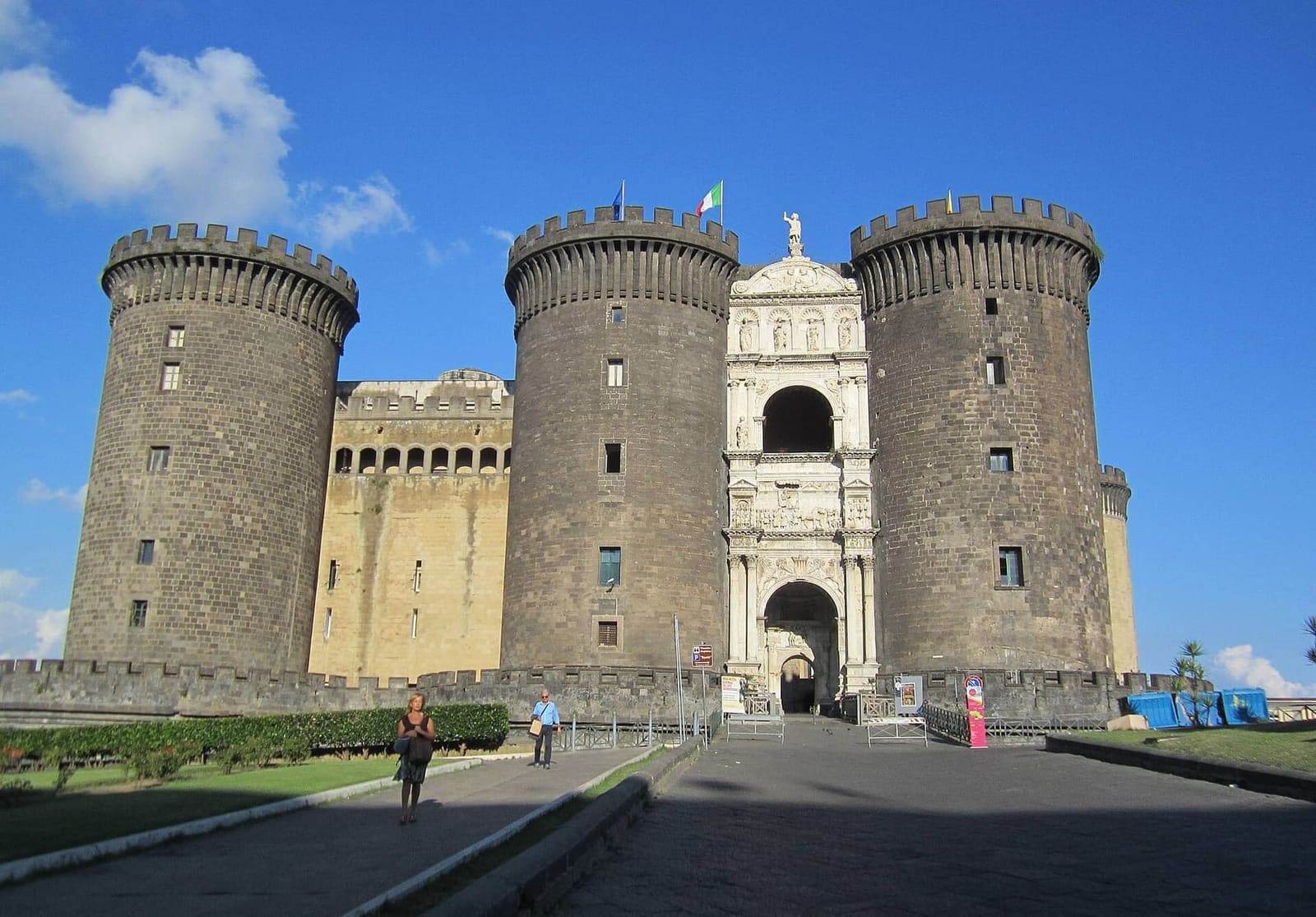 Castel Nuovo con le torri cilindriche e l'arco di trionfo di marmo bianco fra le due torri