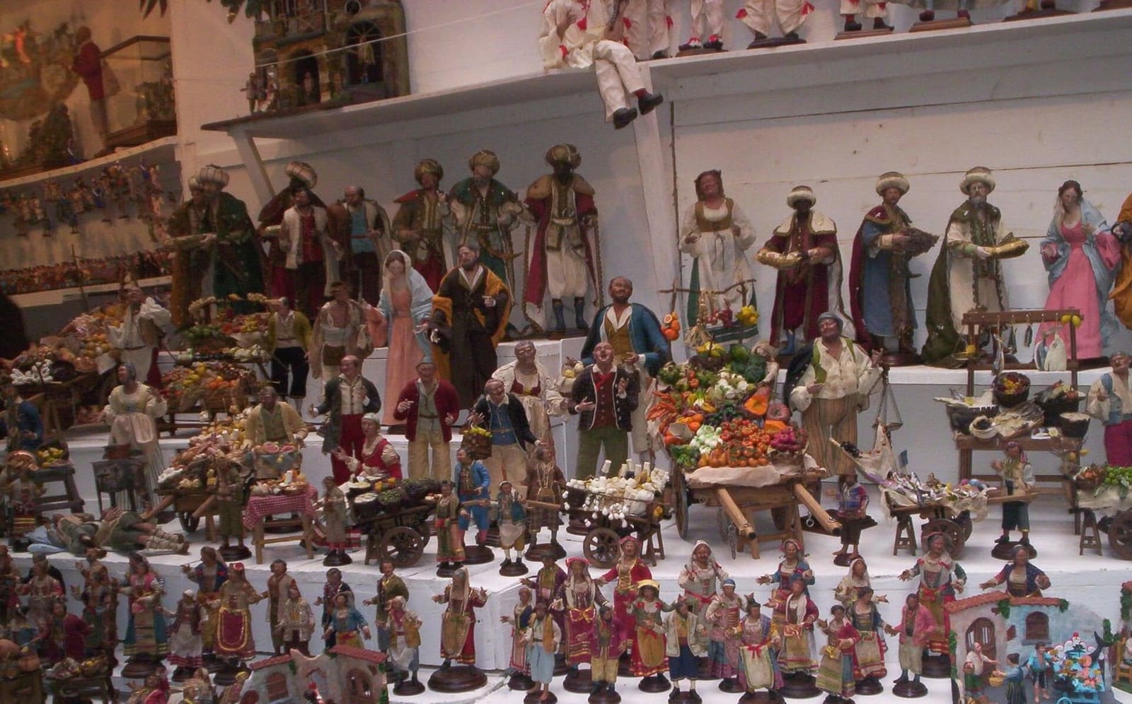 le statuine del presepe in vendita su un banco di San Gregorio Armeno