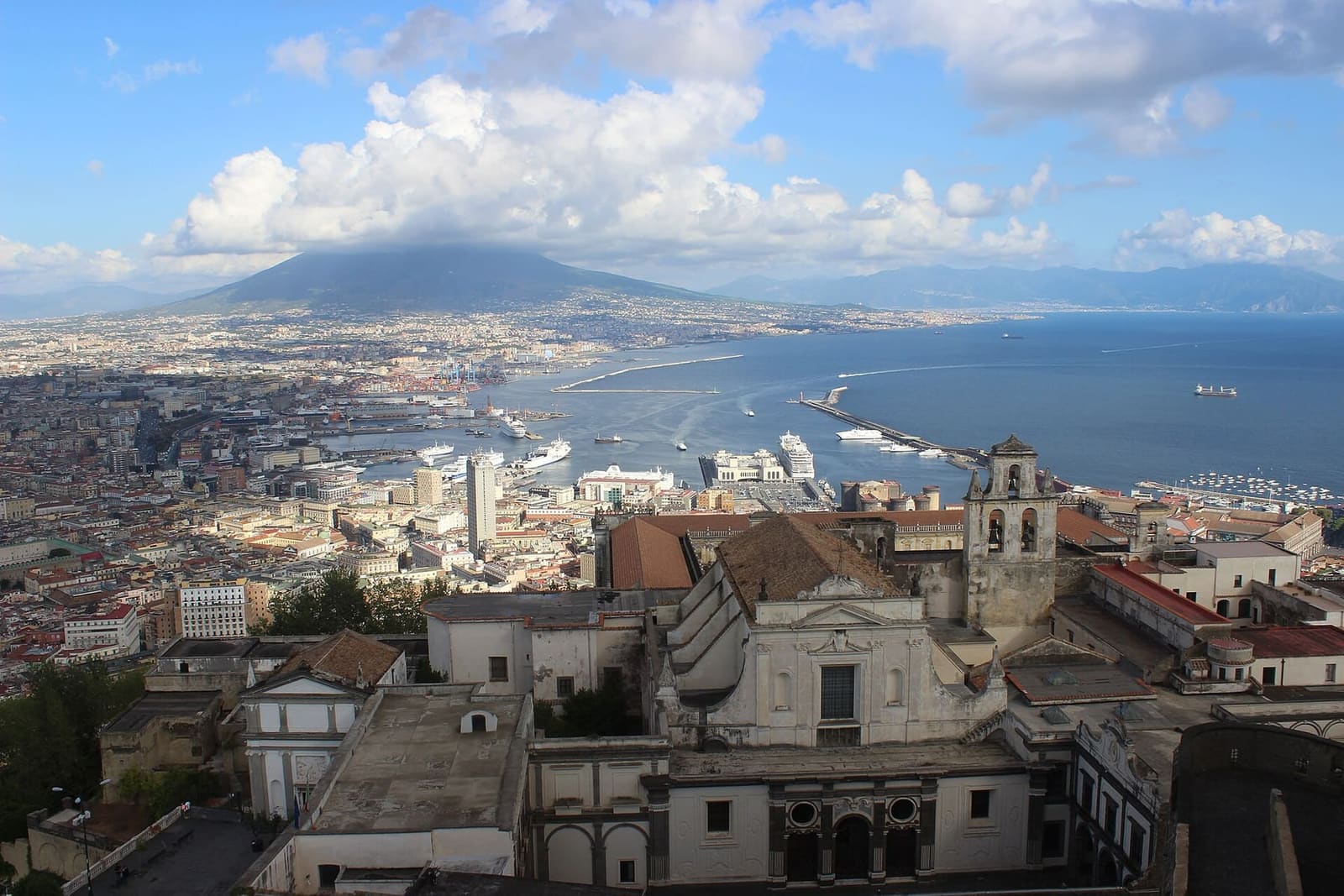 la Certosa di San Martino, il porto e il Vesuvio con le nuvole in cima, visti da Castel Sant'Elmo