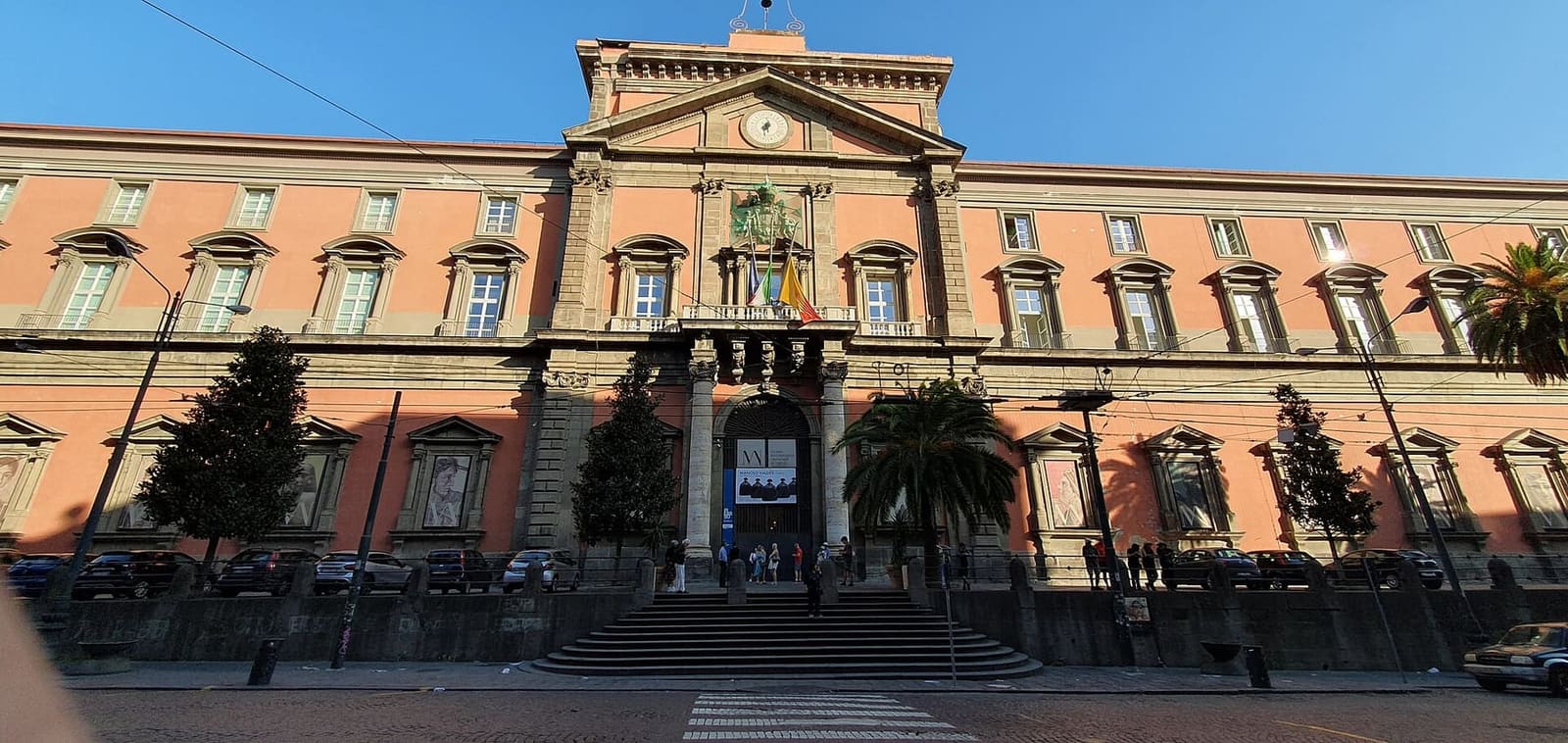 la lunga facciata rossa del Museo Archeologico Nazionale su piazza Museo