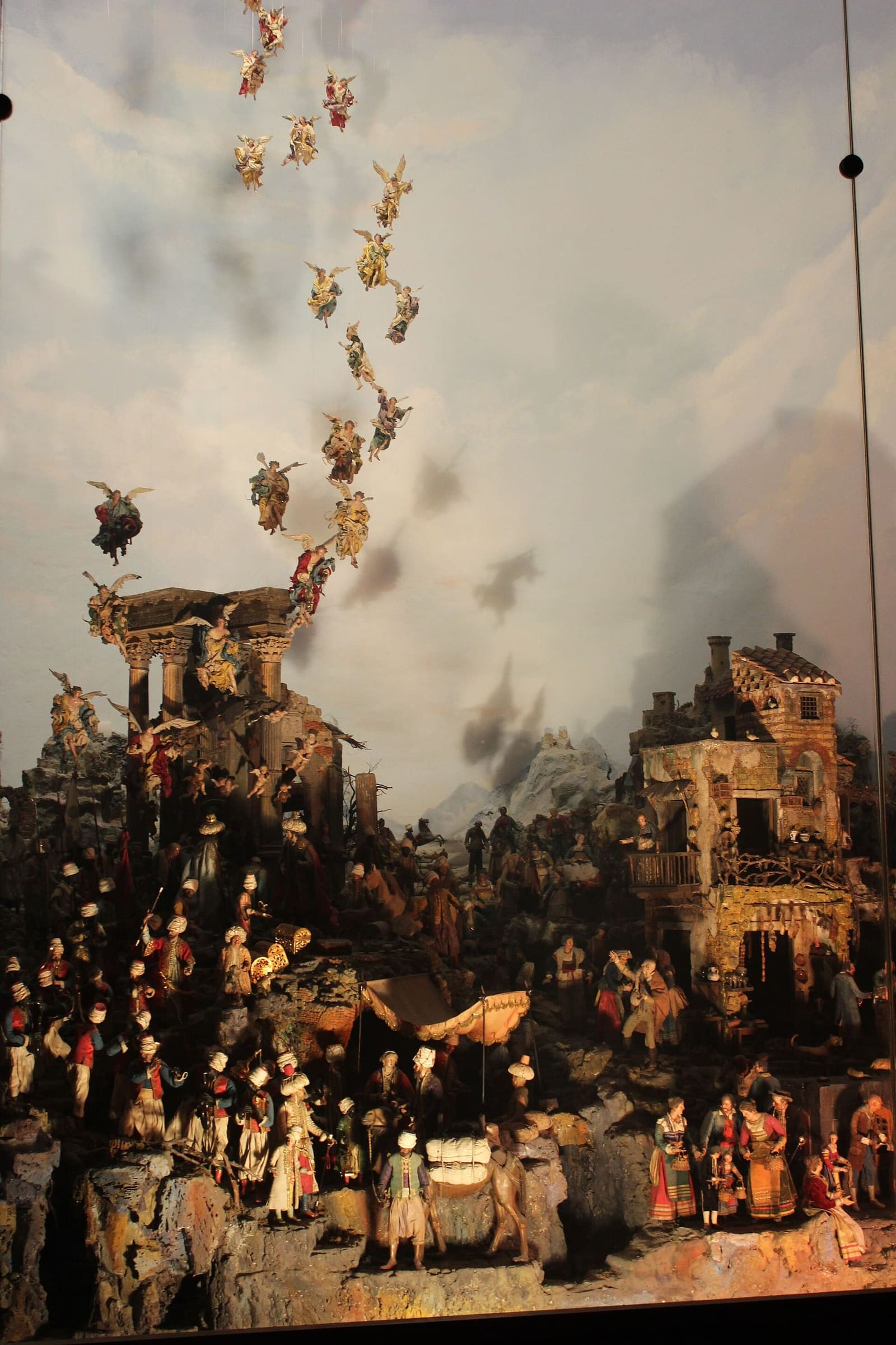 il presepe Cuciniello al Museo di San Martino, con gli angeli sospesi sopra la Natività