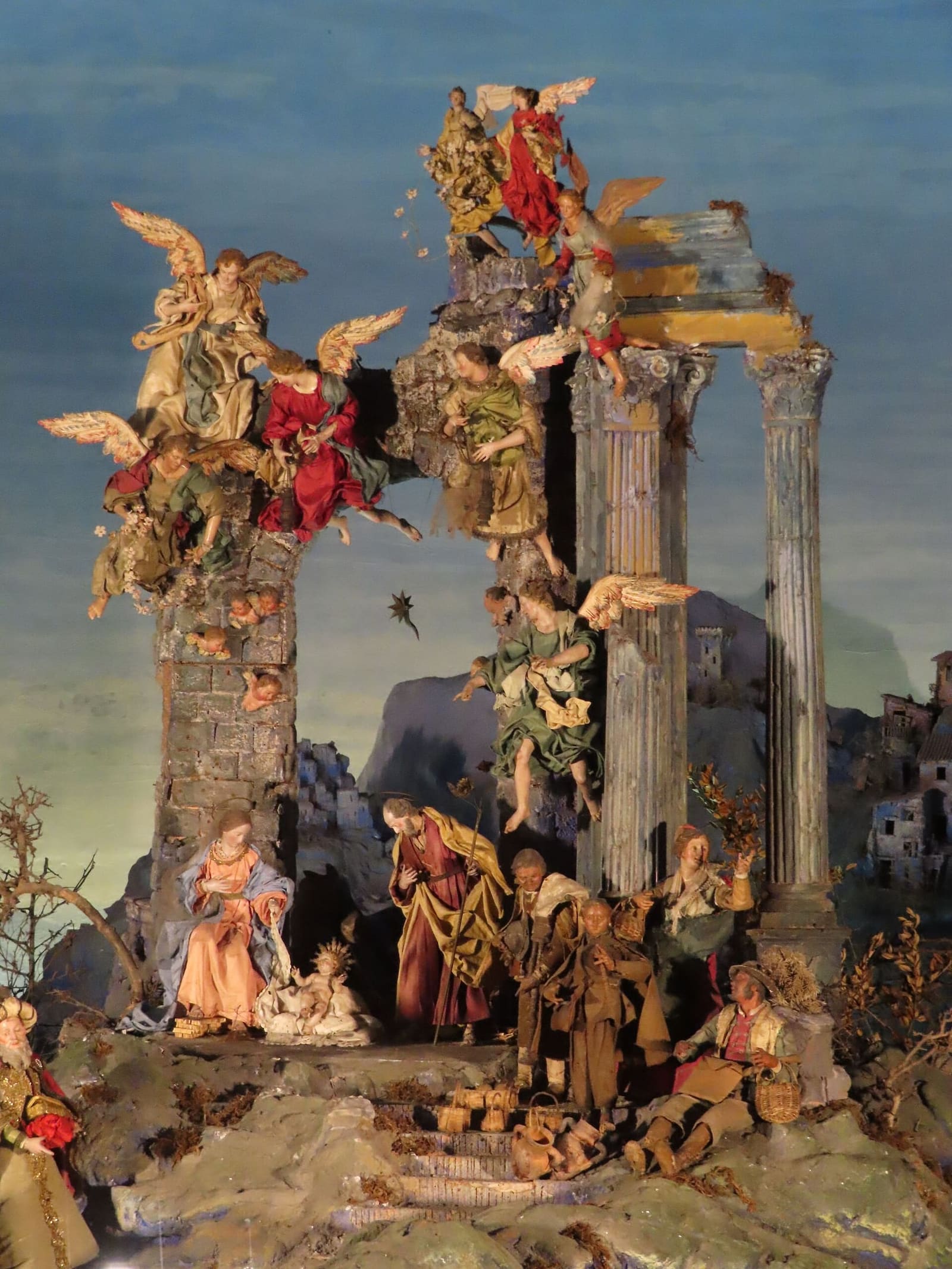 la Natività fra le colonne in rovina e gli angeli in volo, nel presepe del Settecento di Santa Chiara