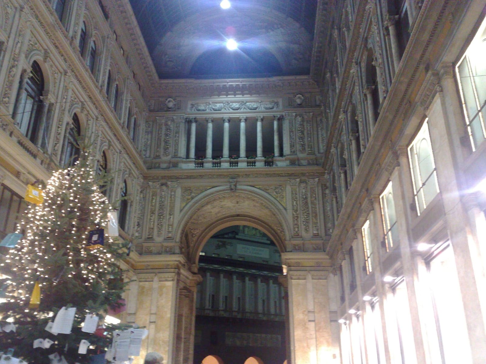 l'albero di Natale sotto la cupola della Galleria Umberto I
