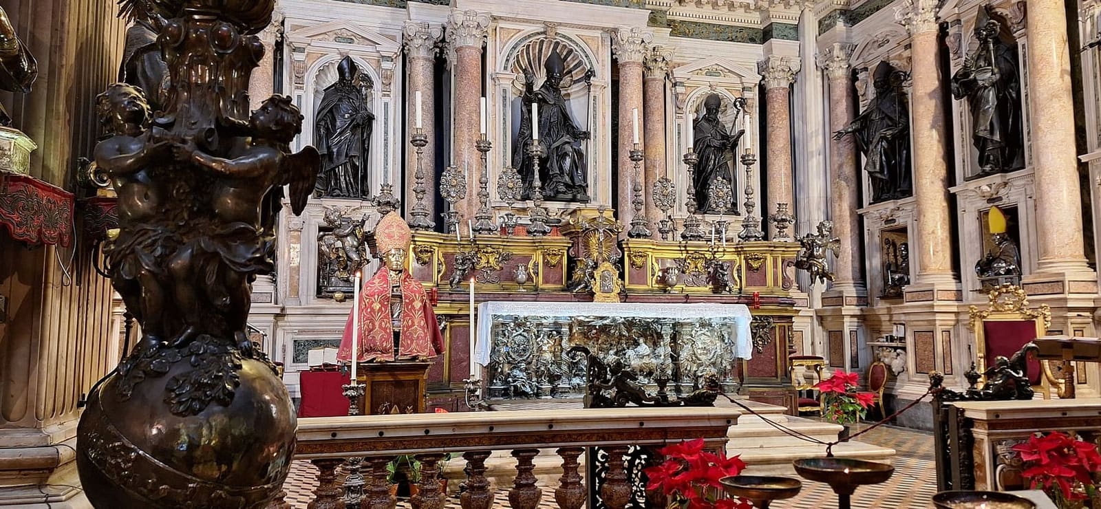 l'altare della Cappella del Tesoro di San Gennaro con il busto del santo, le statue di bronzo dei patroni e le stelle di Natale