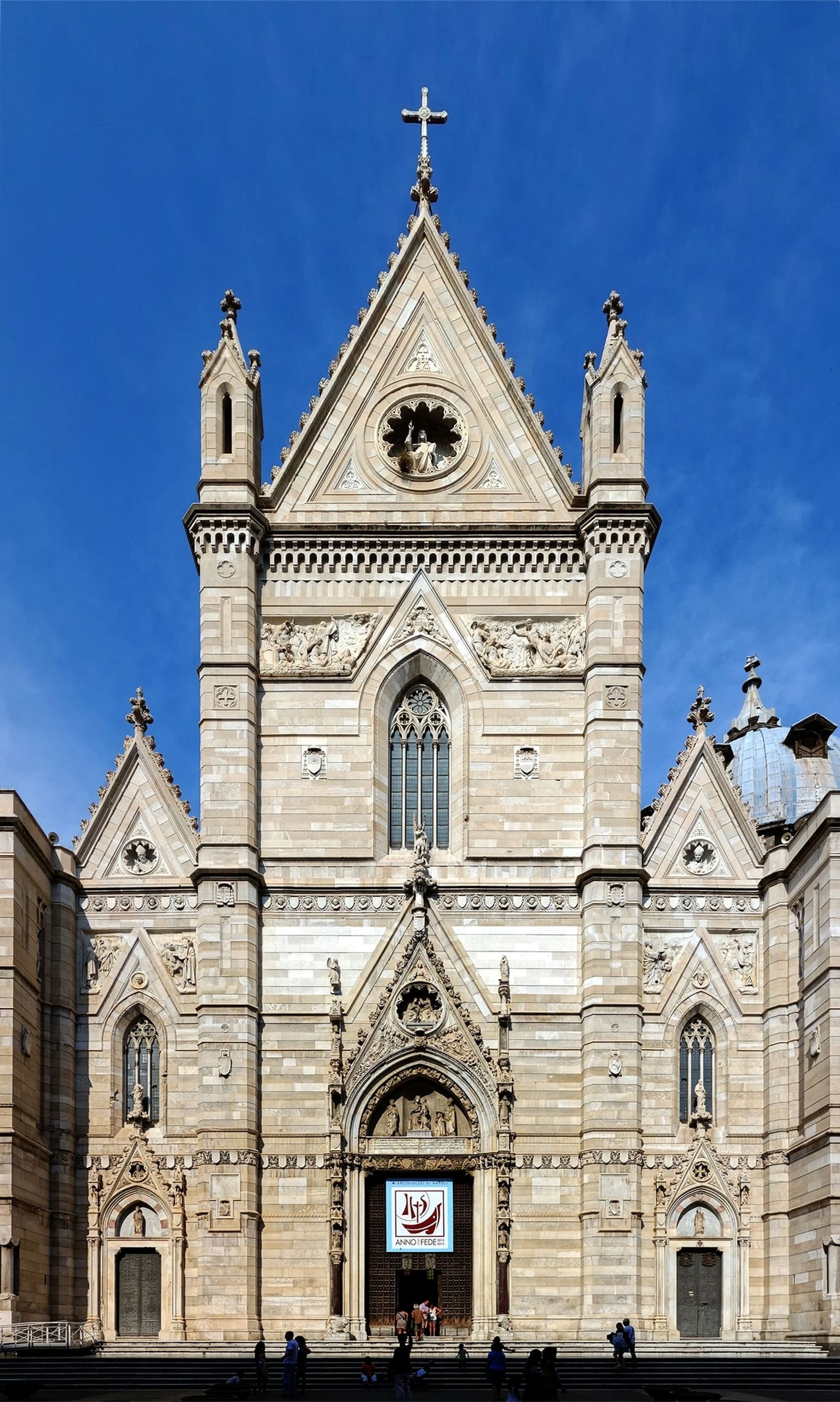 la facciata neogotica del Duomo su via Duomo