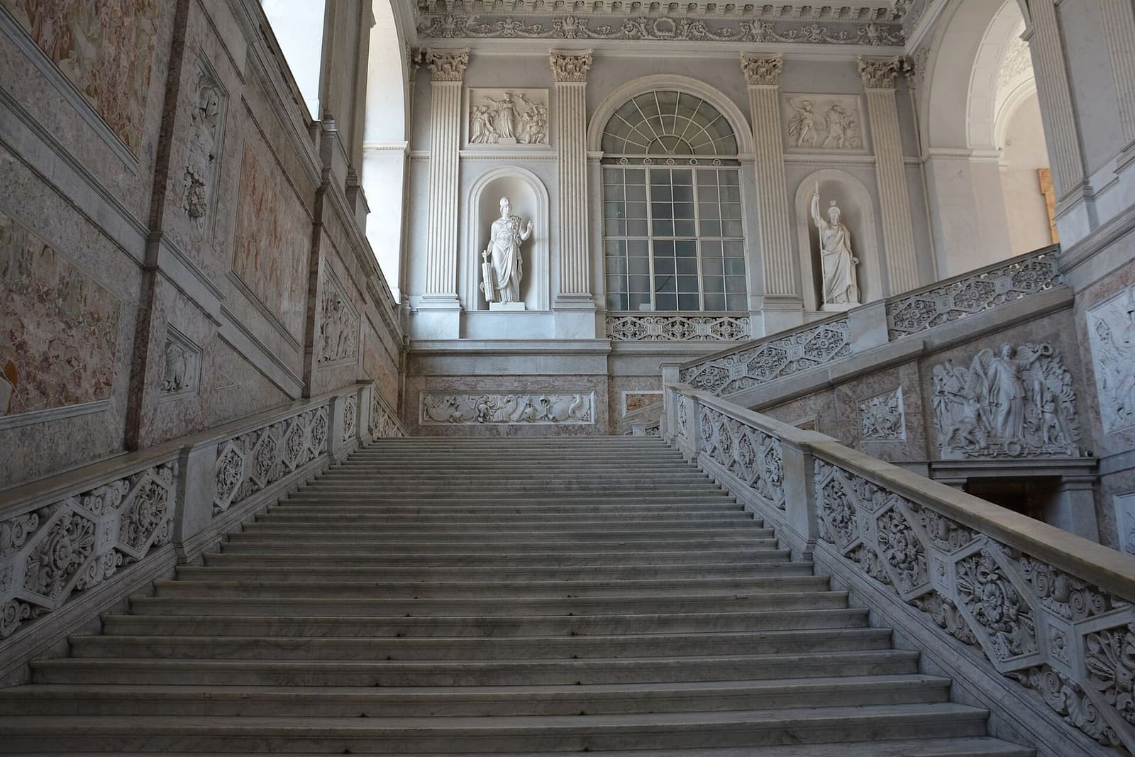 lo scalone d'onore di marmo del Palazzo Reale
