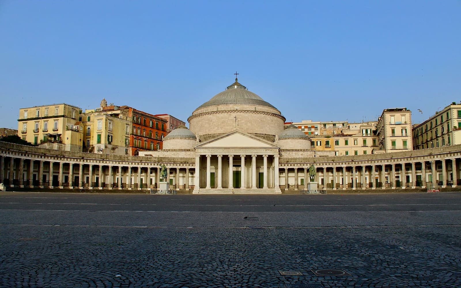 piazza del Plebiscito con San Francesco di Paola e il colonnato