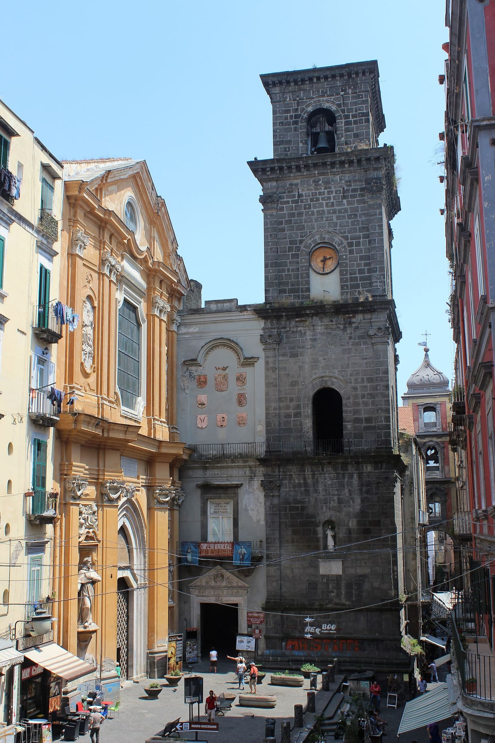 la facciata di San Lorenzo Maggiore e il campanile di pietra scura su piazza San Gaetano