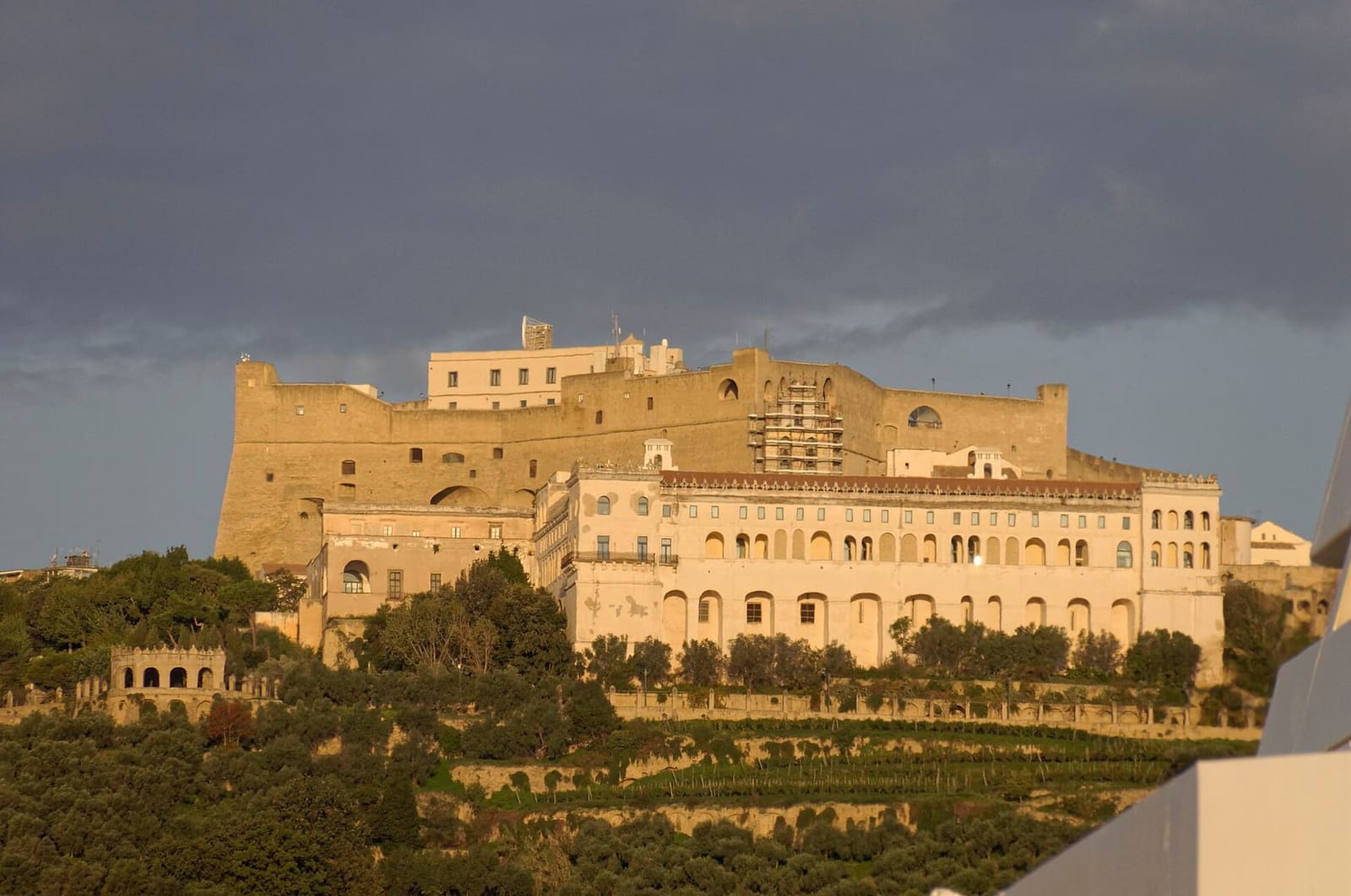 Castel Sant'Elmo e la Certosa di San Martino in cima al Vomero, sotto un cielo di temporale