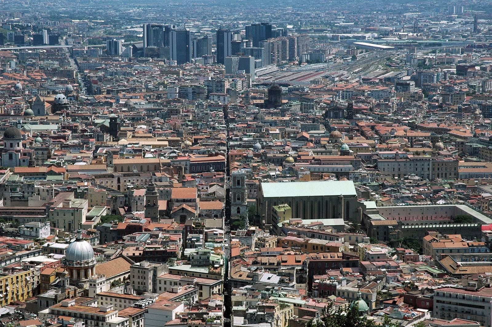la linea dritta di Spaccanapoli che taglia il centro antico, vista da Castel Sant'Elmo, con il tetto verde di Santa Chiara