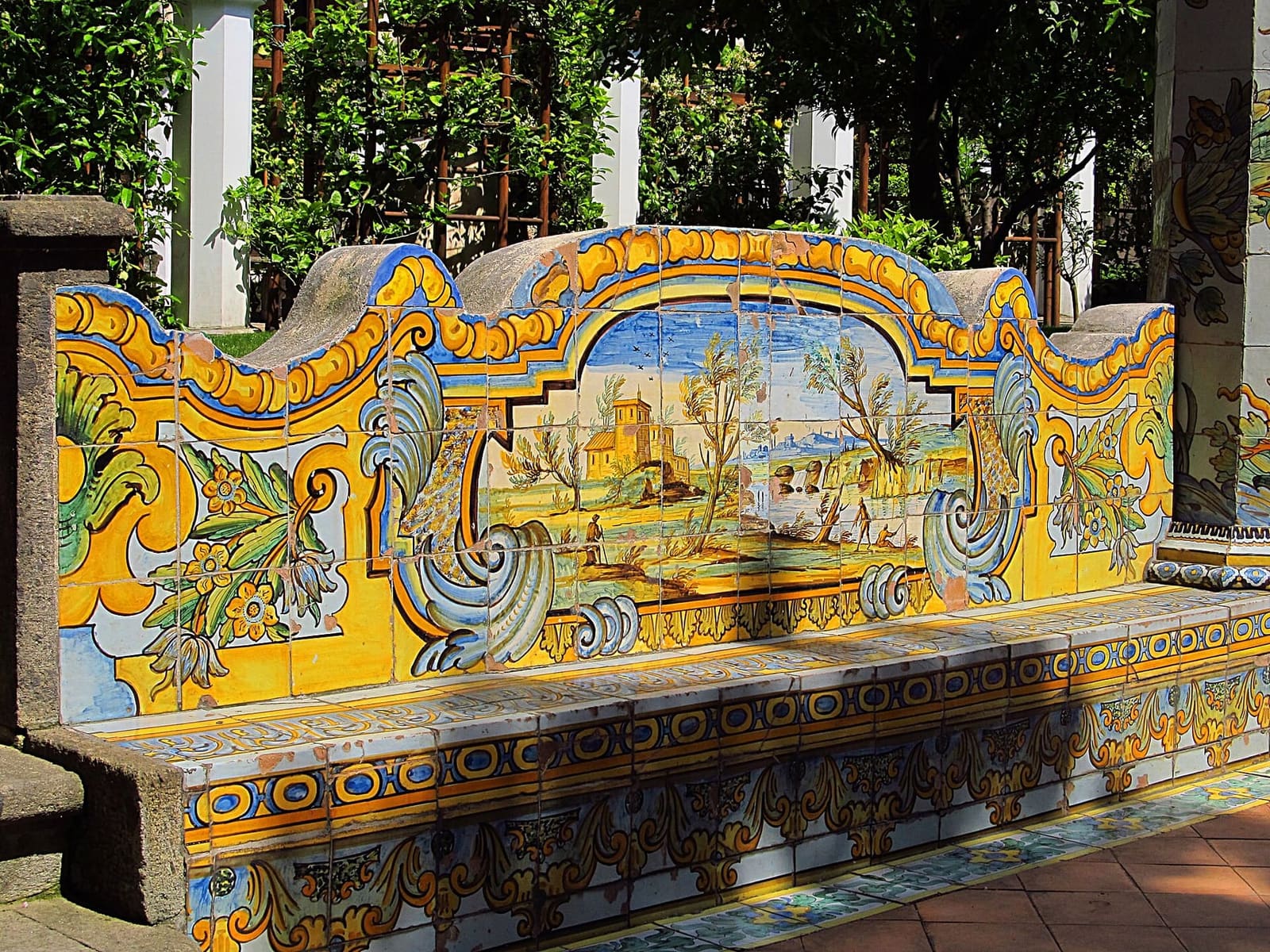 un sedile di maiolica dipinta nel chiostro di Santa Chiara