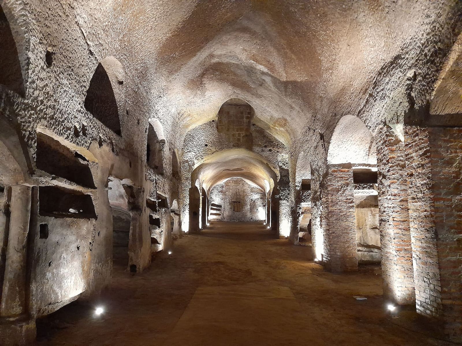 una galleria delle Catacombe di San Gennaro con i loculi nelle pareti