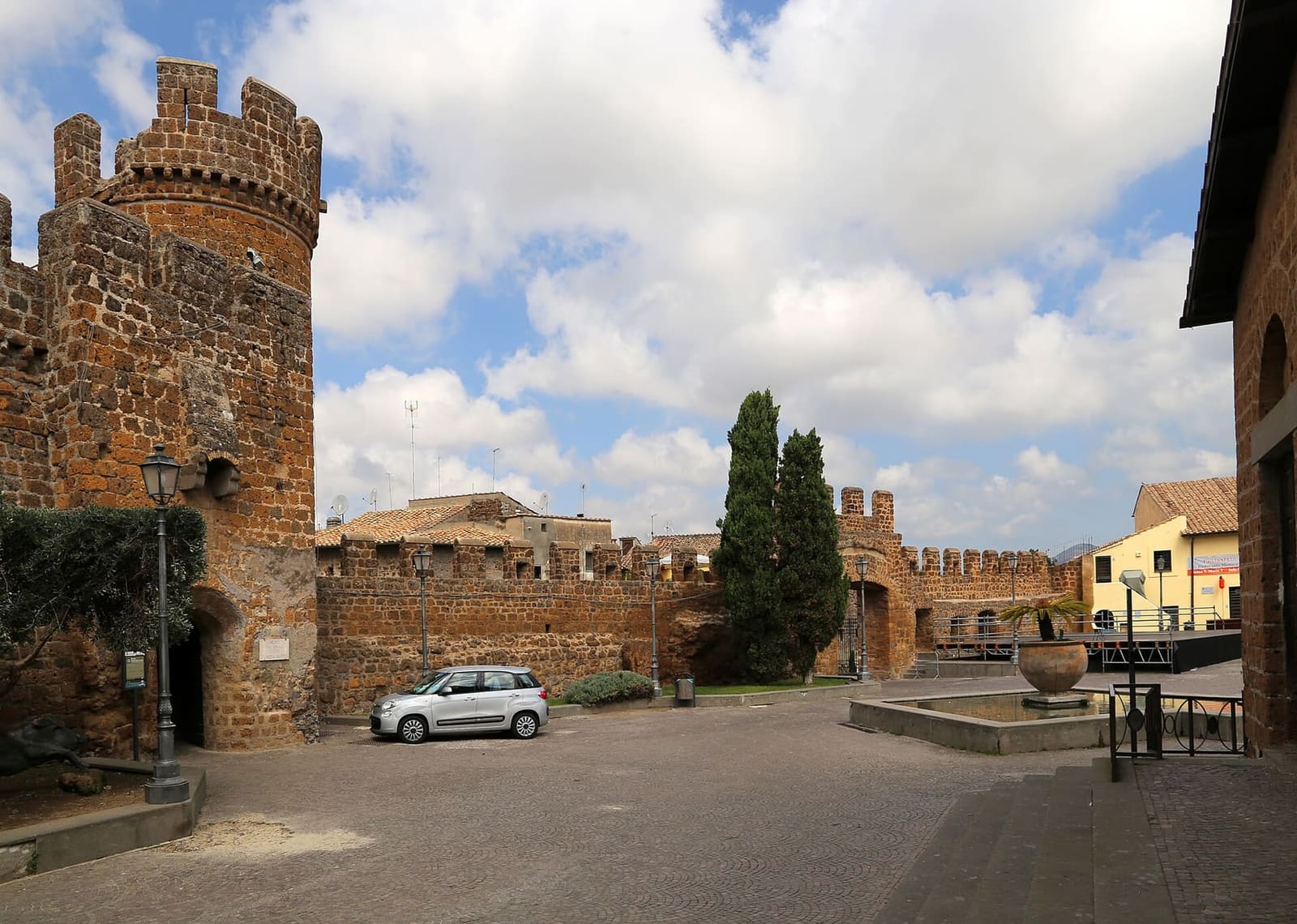 la torre merlata e le mura del castello Ruspoli su piazza Santa Maria, in paese: il museo nazionale cerite sta lì dentro