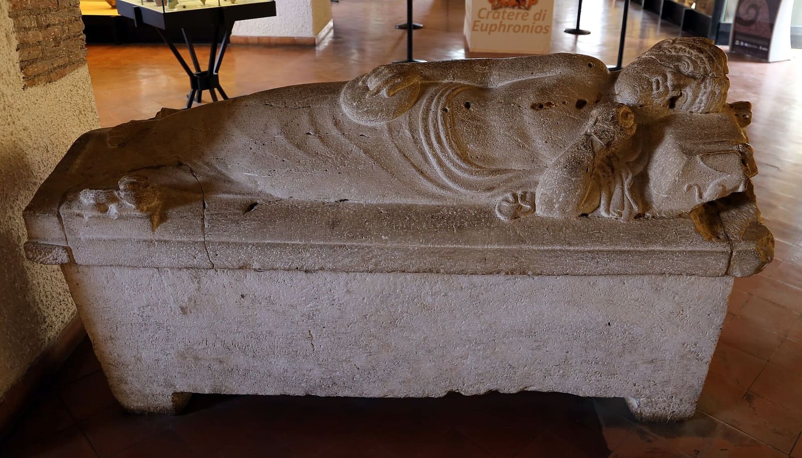 il sarcofago di un uomo anziano disteso sul coperchio, che viene dalla tomba dei Sarcofagi della Banditaccia ed è al museo cerite