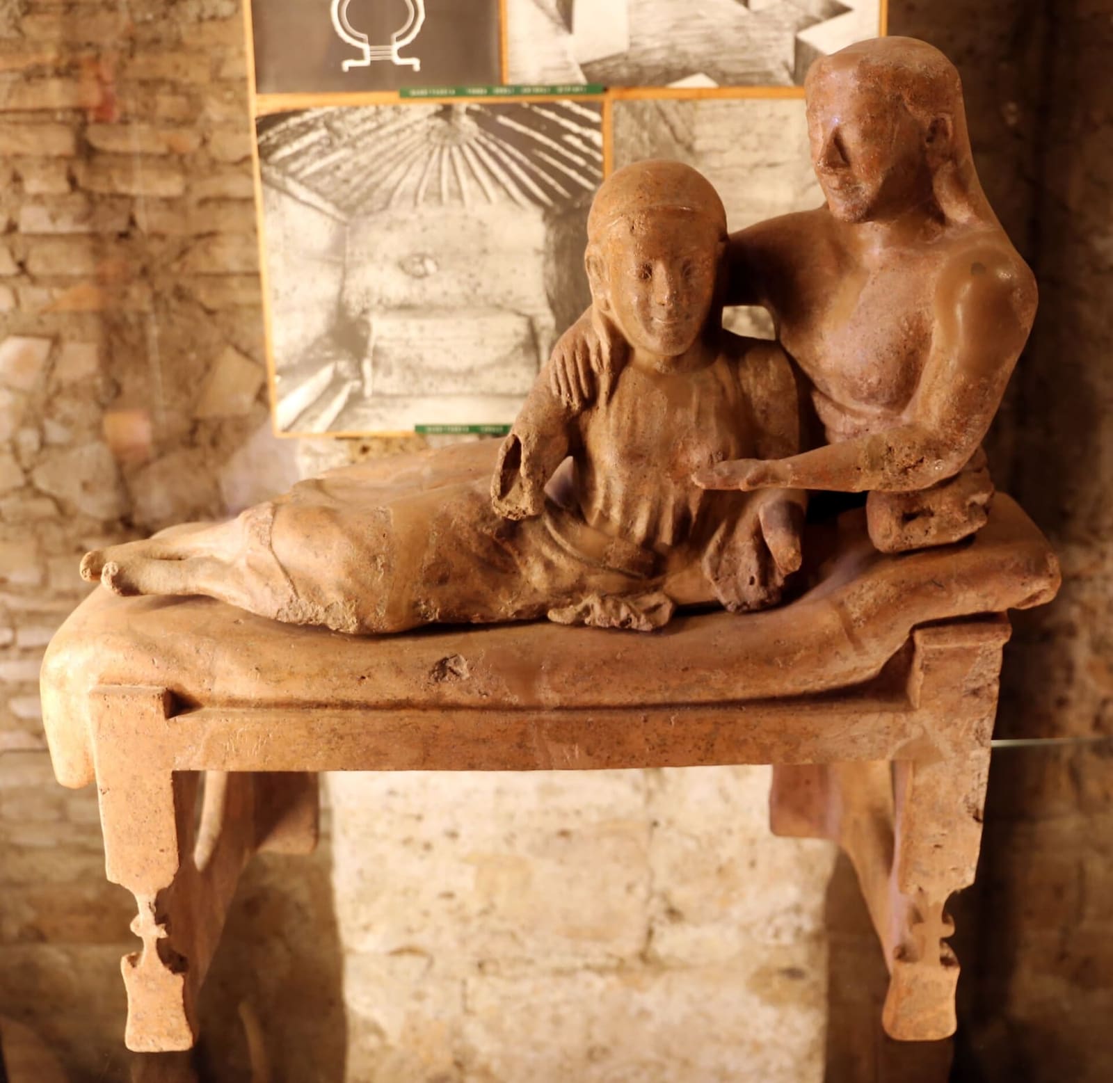 l'urna di terracotta con la coppia di sposi distesa sul letto, lui che abbraccia lei, trovata lungo la via delle Serpi e oggi al museo cerite