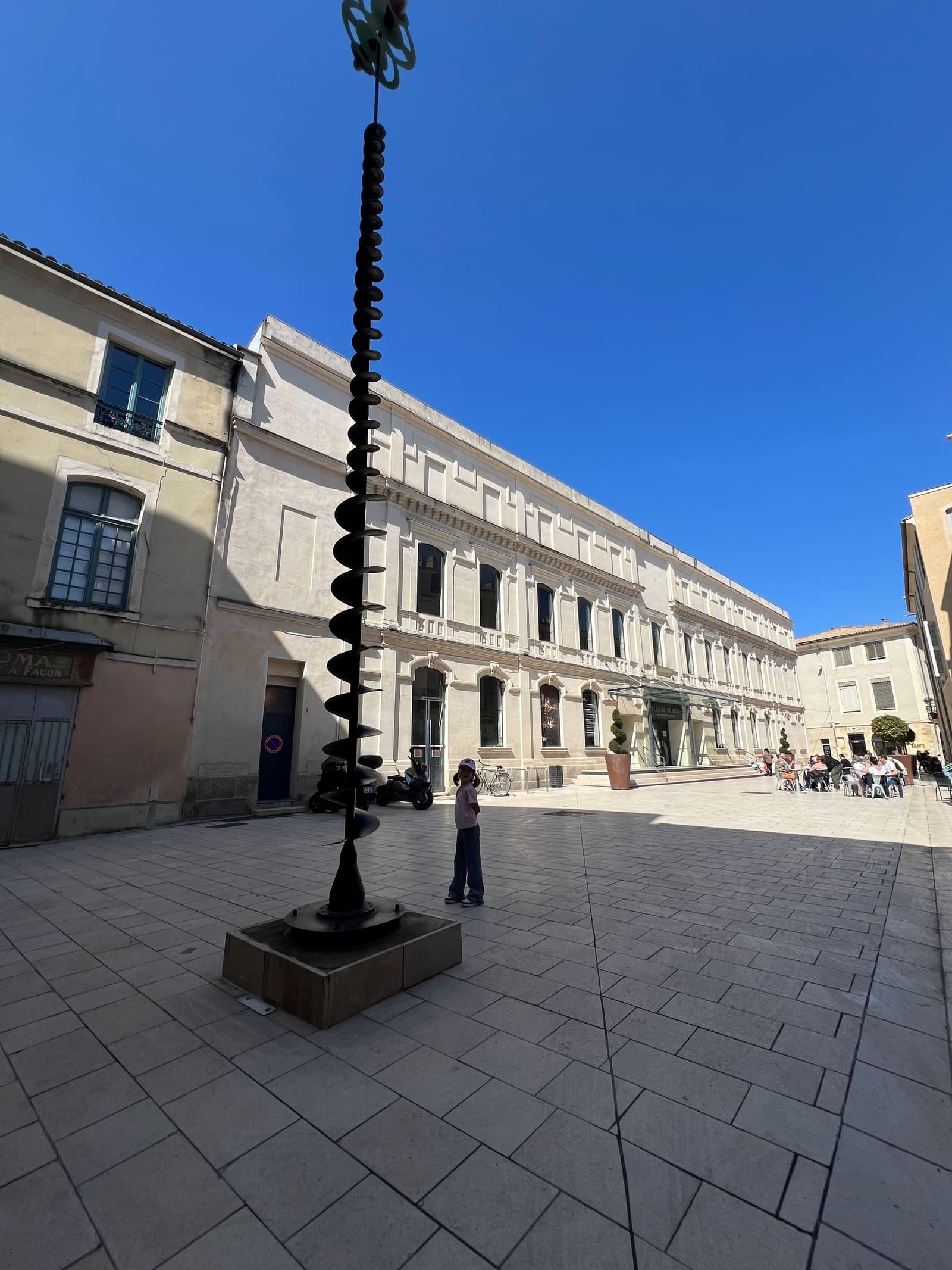 nostra figlia accanto a Le Signal, la spirale nera che sale sopra la piazza