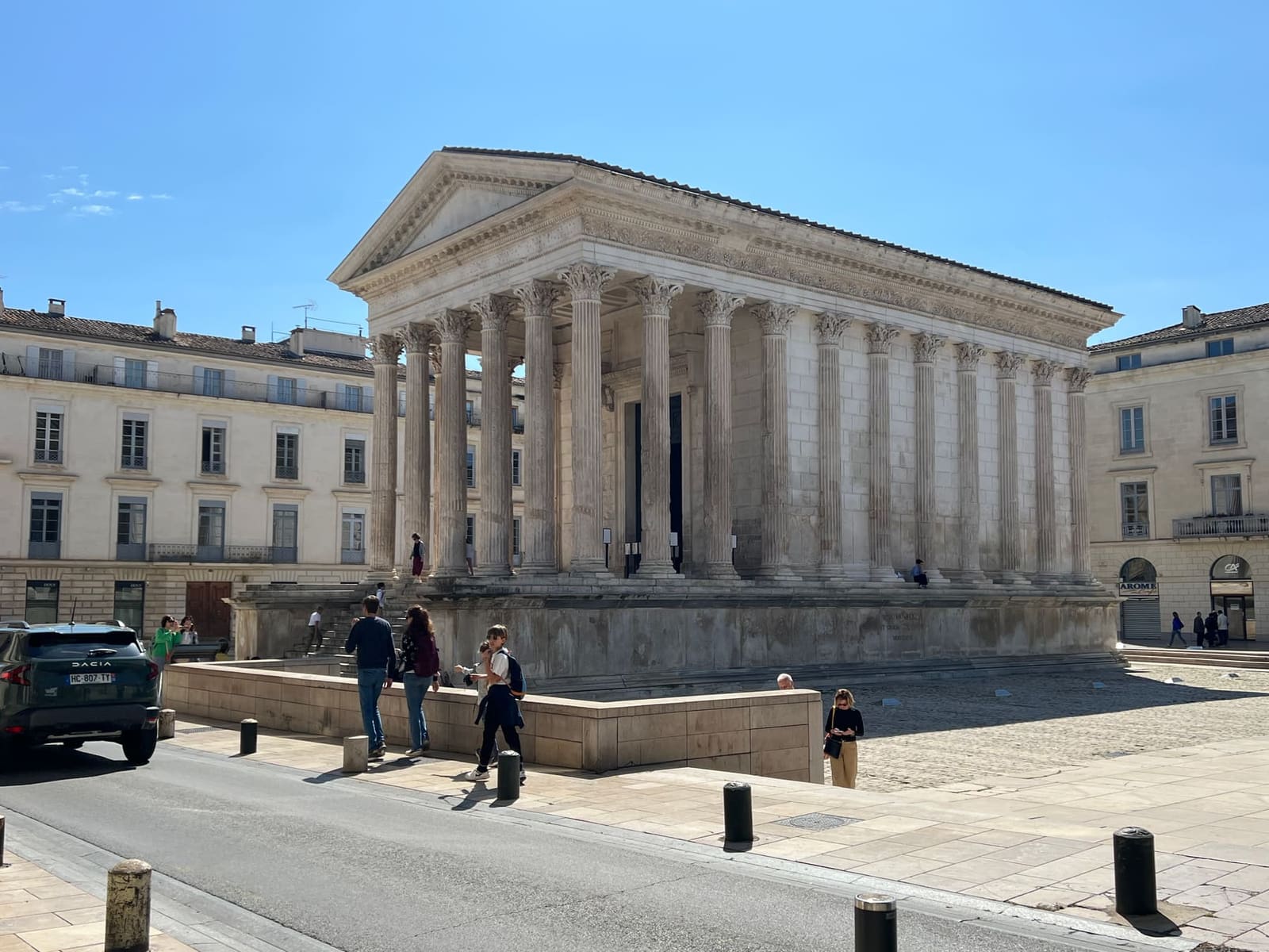 il tempio romano della Maison Carrée, le colonne corinzie e il podio