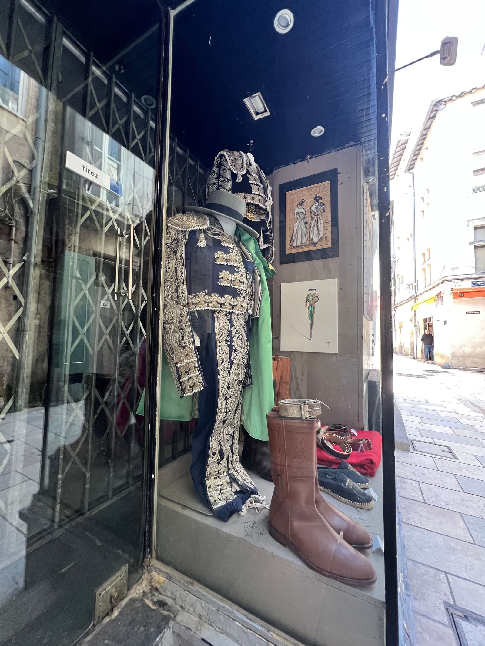 la vetrina di un sarto da torero: l'abito di luci ricamato, il cappello e gli stivali
