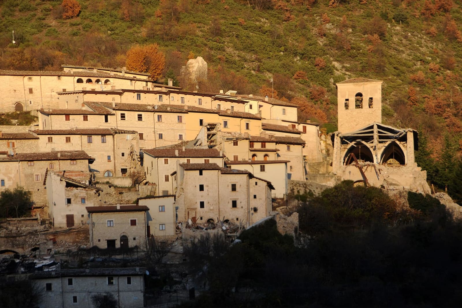 Campi nel novembre 2016, con il portico e la facciata della chiesa di Sant'Andrea crollati