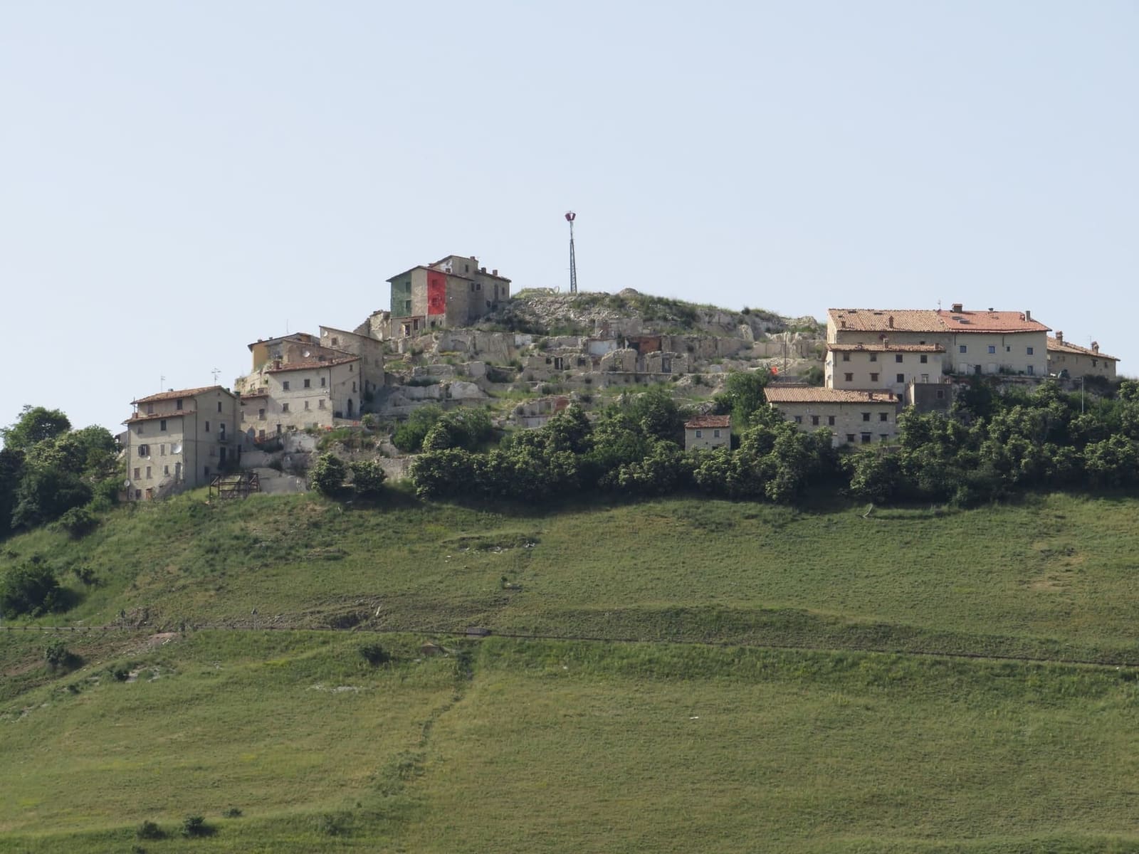 Castelluccio nel giugno 2022, con il vuoto lasciato dal terremoto in mezzo alle case