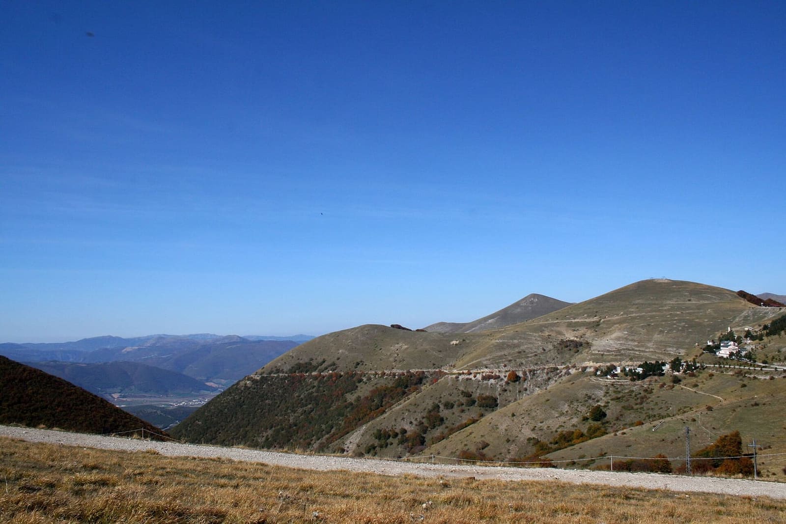il versante verso Norcia dal valico di Forca Canapine, in ottobre