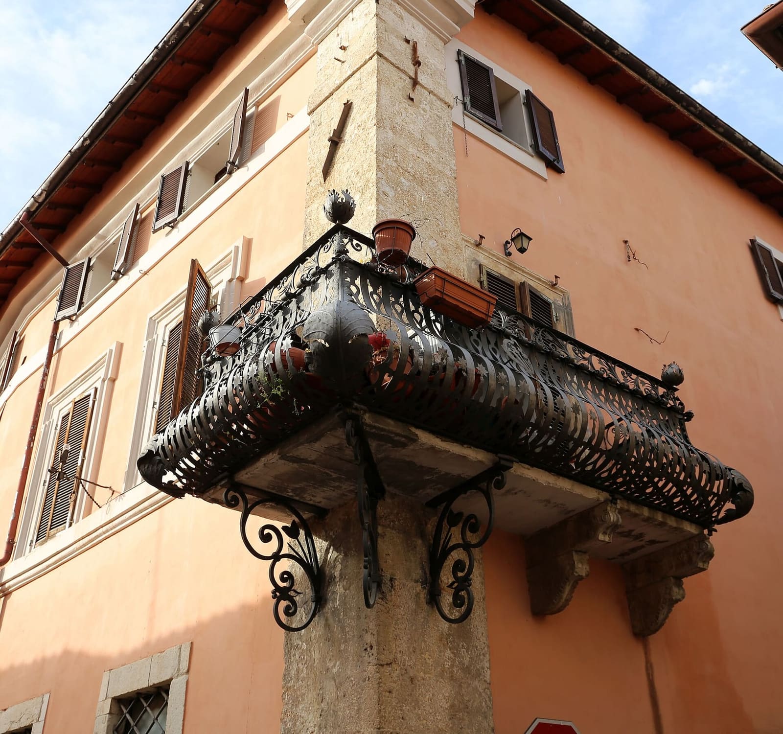 un balcone d'angolo in ferro battuto in via Umberto I, nel 2019