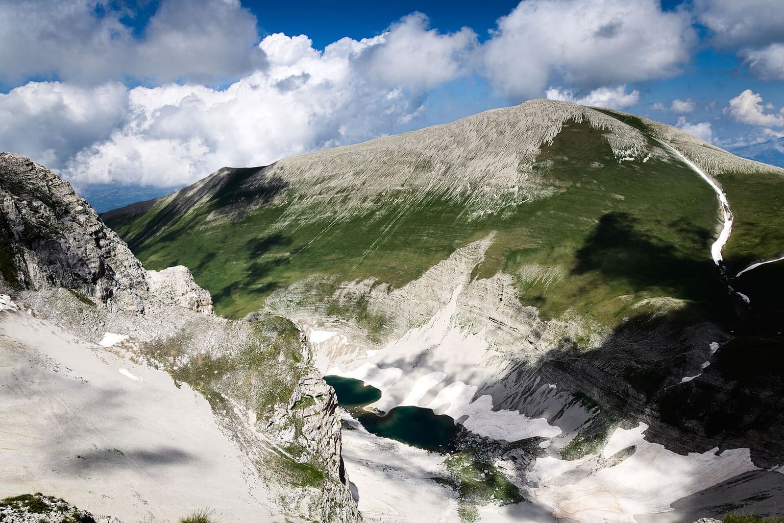 il Lago di Pilato nel suo circo glaciale sotto le cime del Vettore, nel luglio 2018
