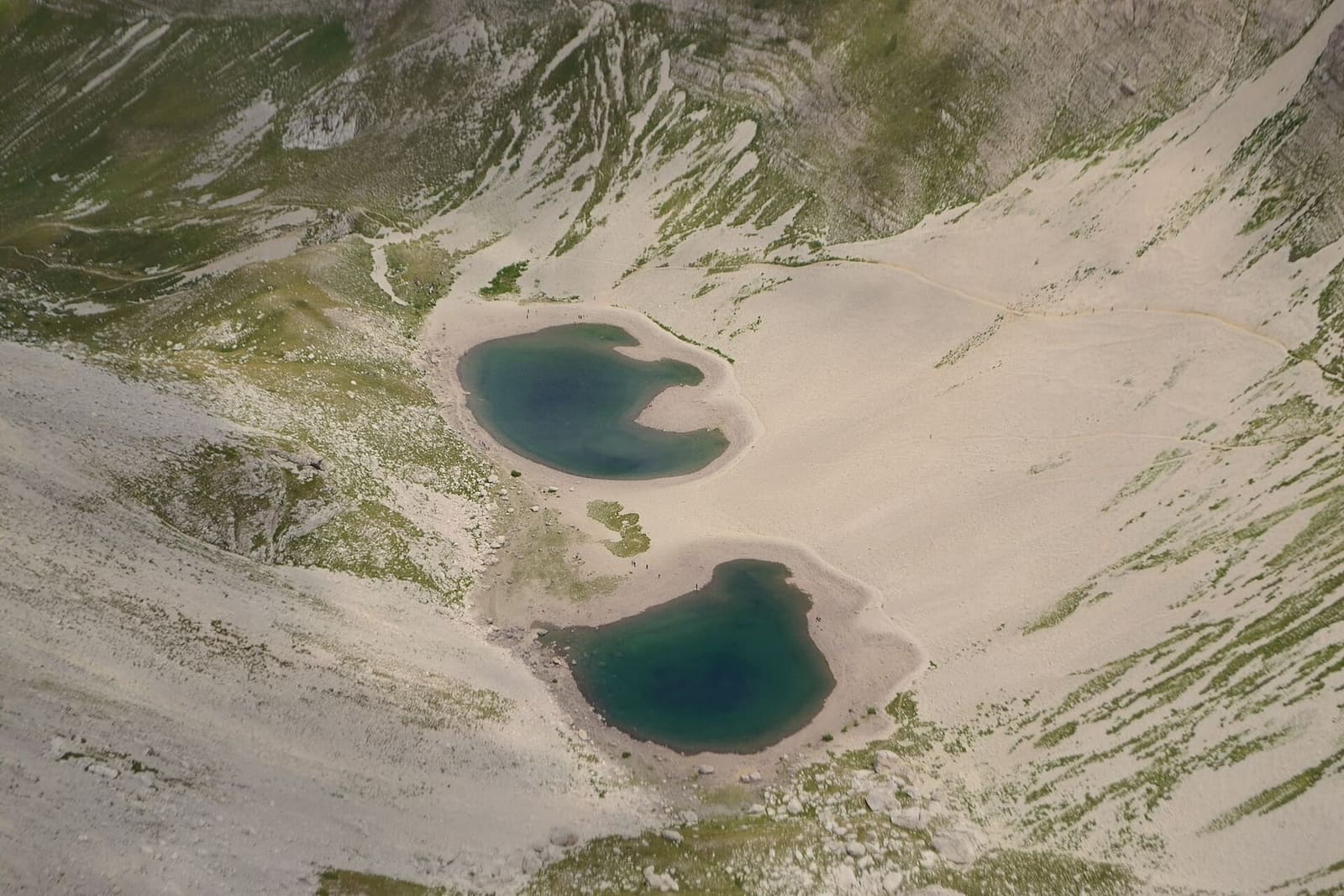 i due specchi del Lago di Pilato visti da Cima del Lago, nell'agosto 2014