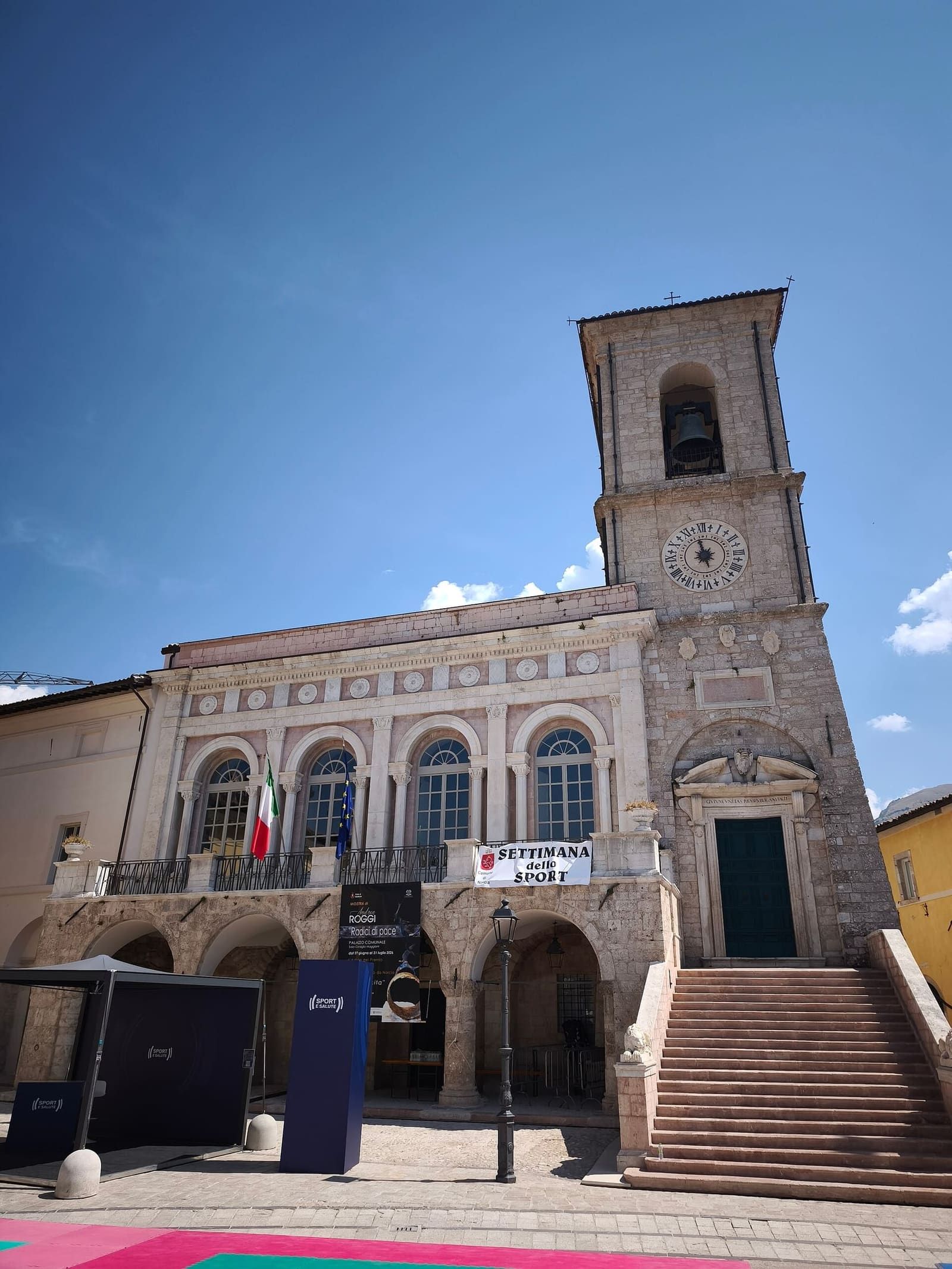 il Palazzo comunale con il portico, la scala e la torre civica, riaperto nel 2026
