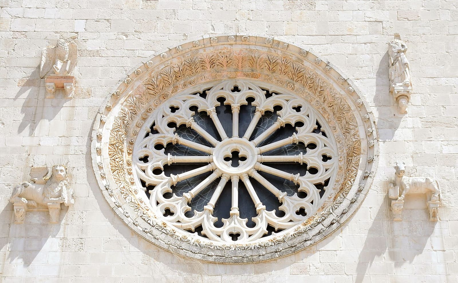 il rosone della basilica fra i simboli degli Evangelisti, nel 2015, prima del terremoto